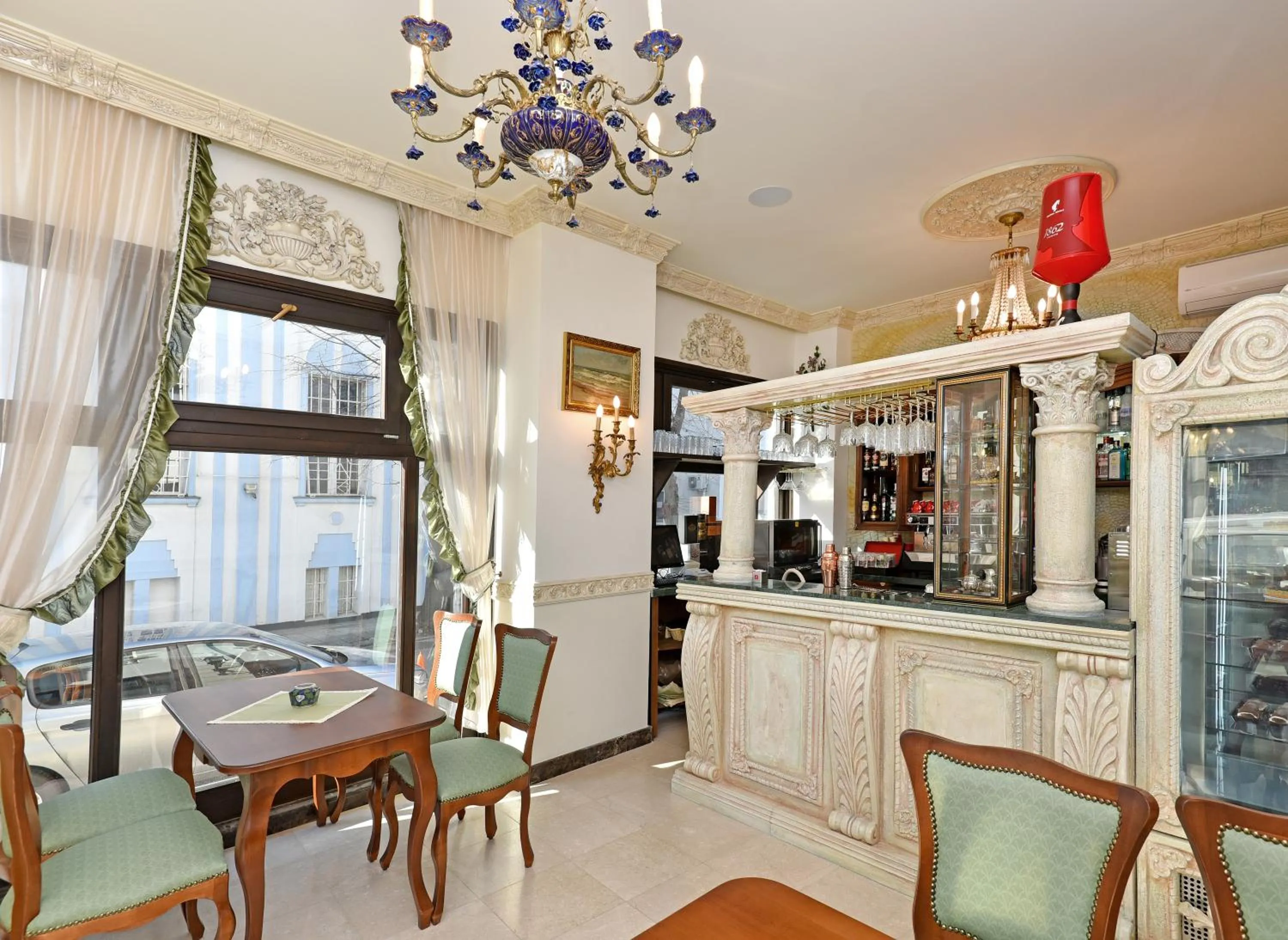 Lounge or bar in Royal Hotel