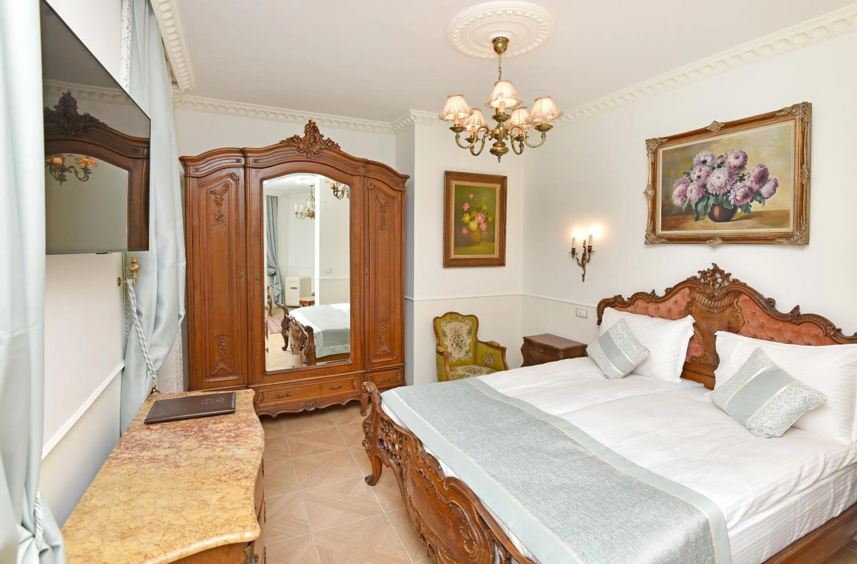 Photo of the whole room, Bed in Royal Hotel