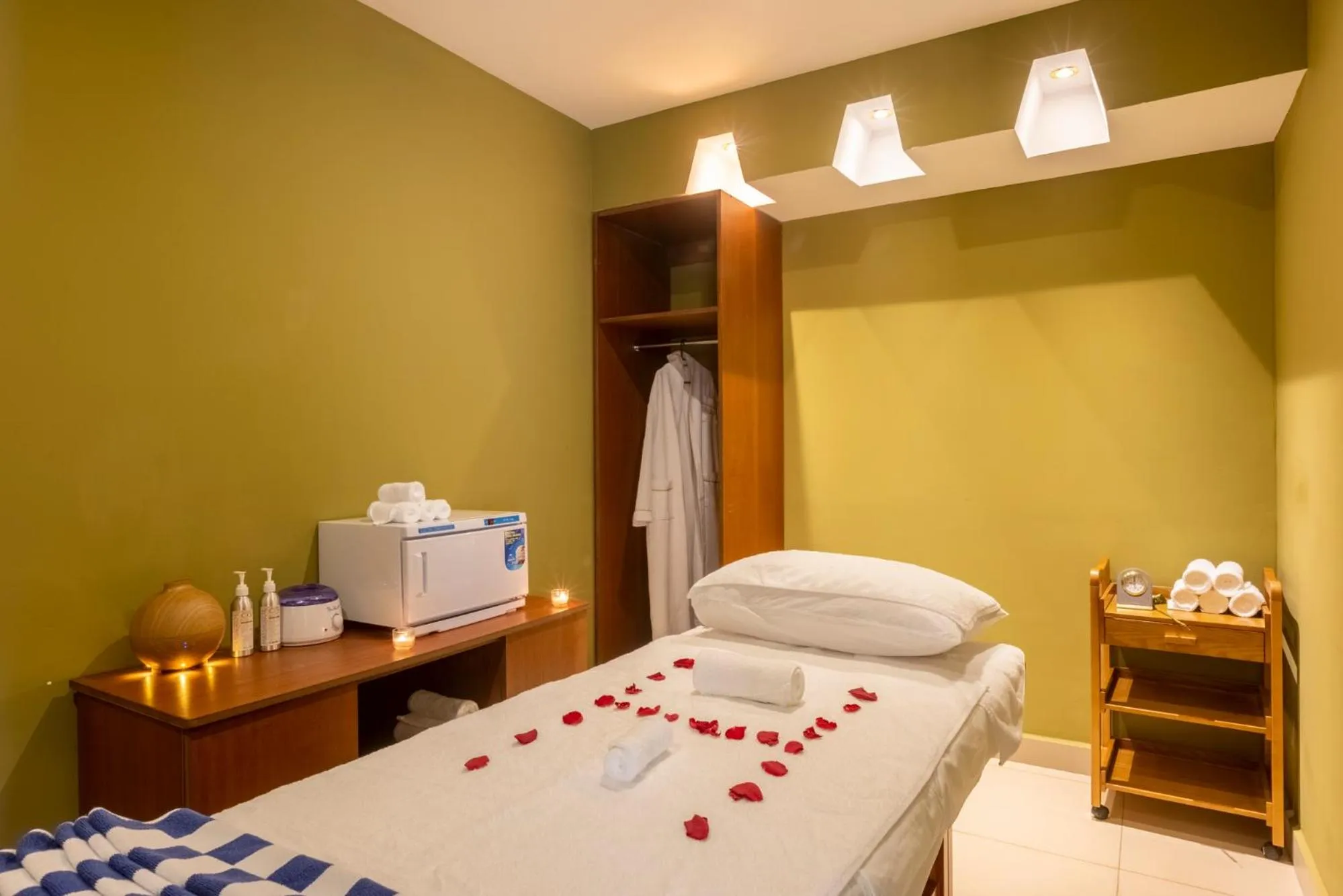 Massage, Bed in Hermosa Garden Hotel