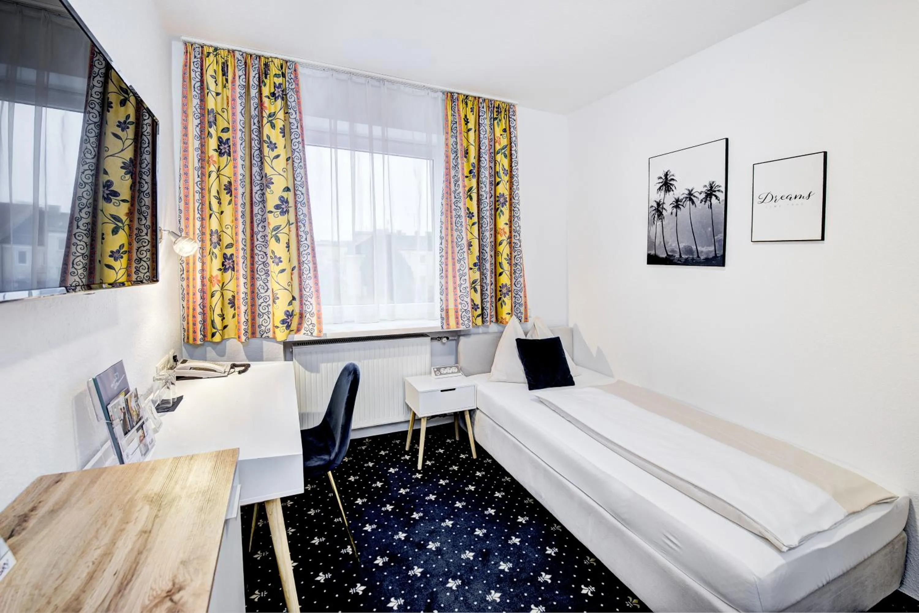 Photo of the whole room, Bed in Hotel Bayrischer Hof