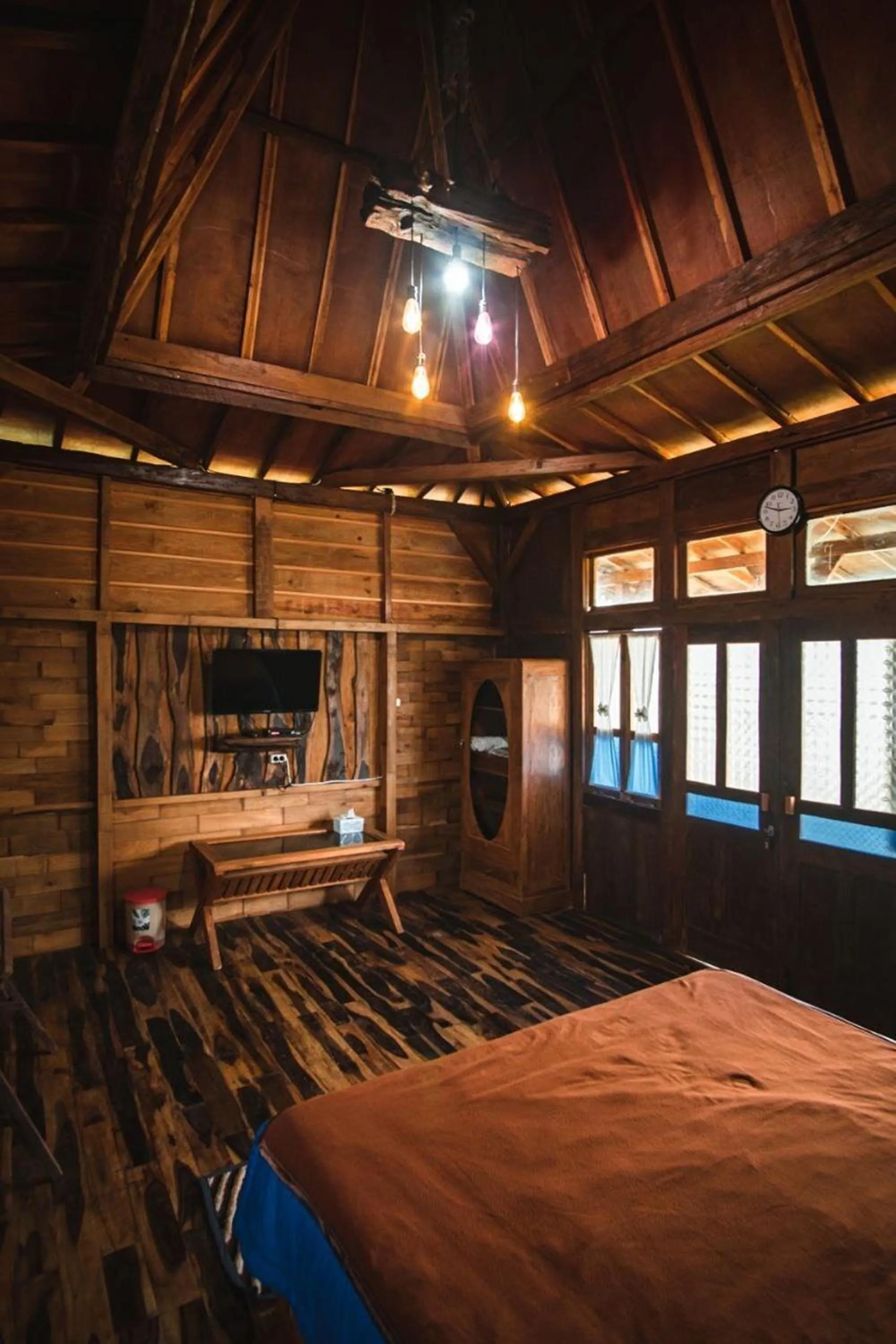 Bed in Singgasana Villa & Resto