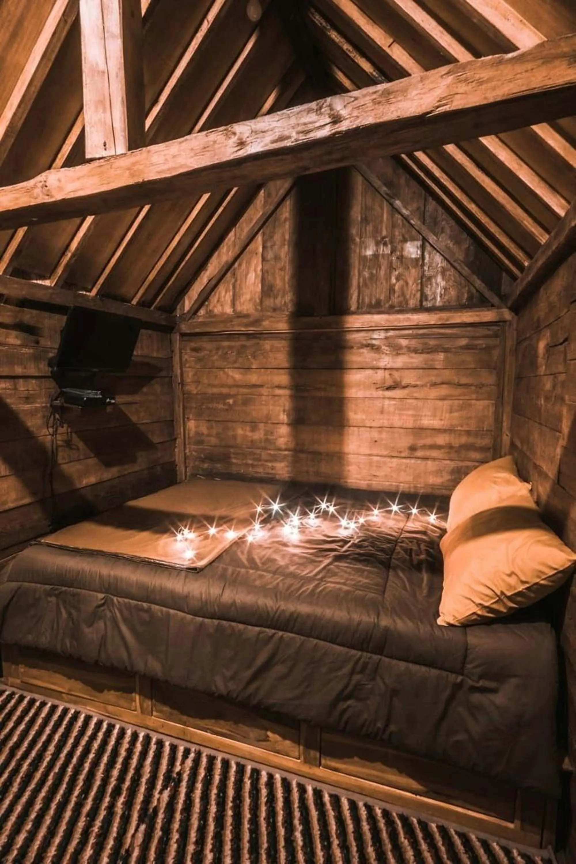 Bed in Singgasana Villa & Resto