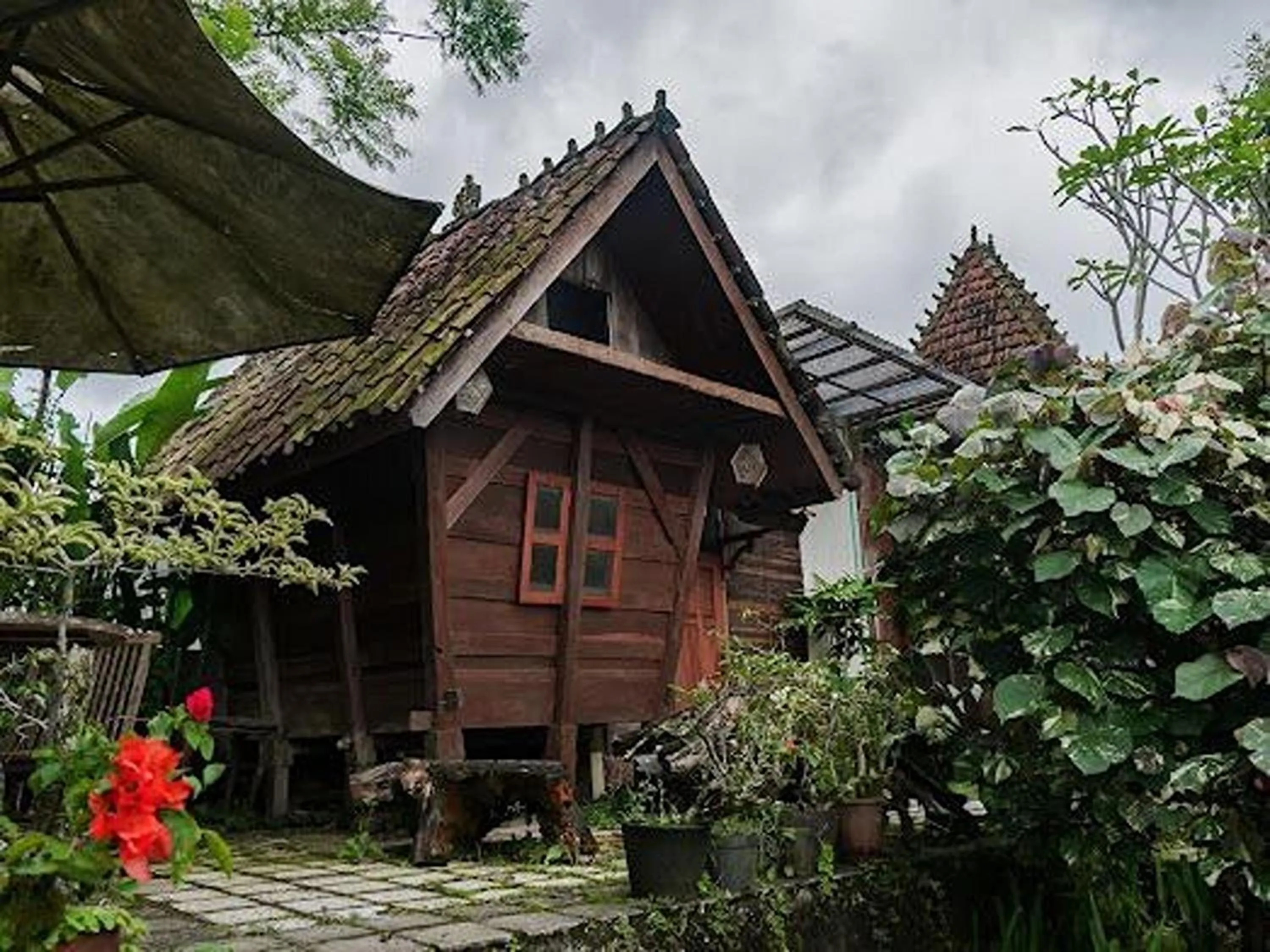 Property building in Singgasana Villa & Resto