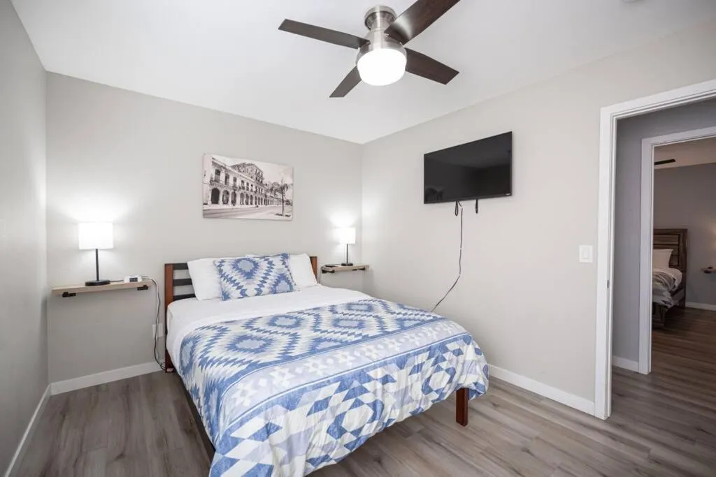 Bed in Gorgeous Las Vegas home with RV parking