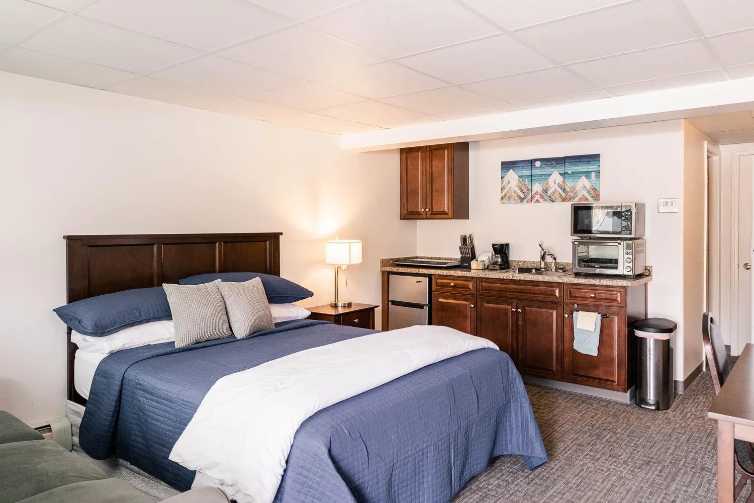 Photo of the whole room, Bed in Alaska Frontier Inn