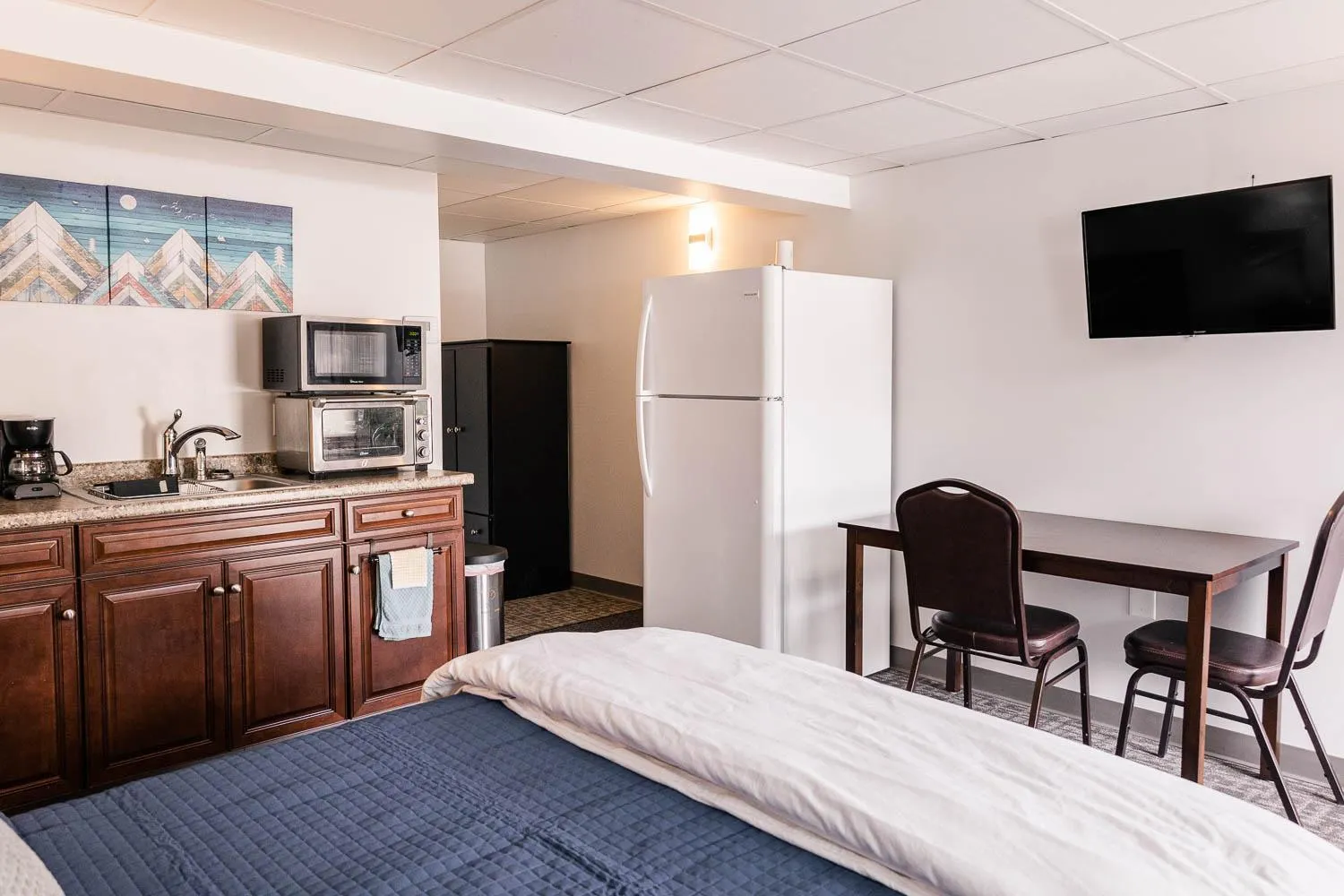 Photo of the whole room, Bed in Alaska Frontier Inn
