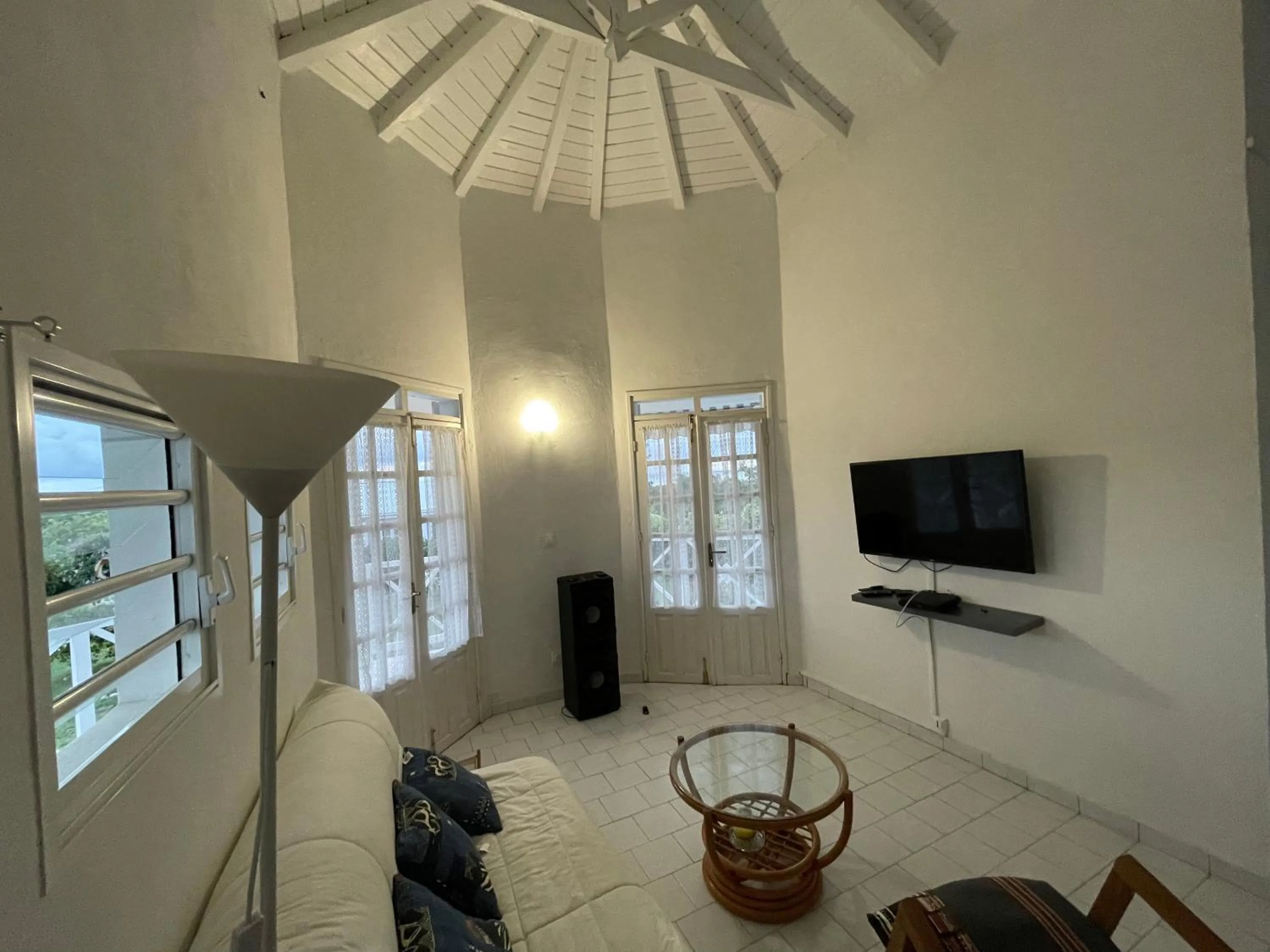 Communal lounge/ TV room in La villa les palmiers simplicité convivialité