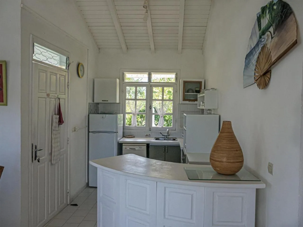 Kitchen or kitchenette in La villa les palmiers simplicité convivialité