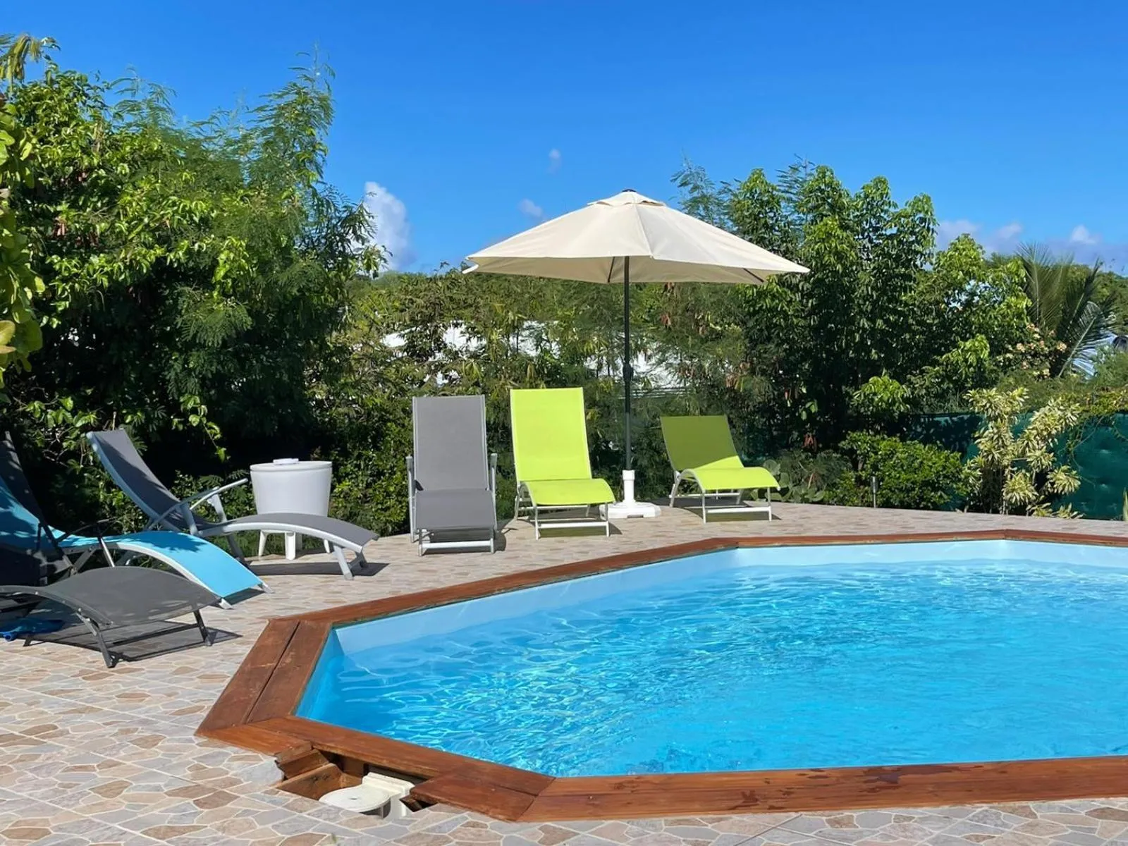 Pool view in La villa les palmiers simplicité convivialité