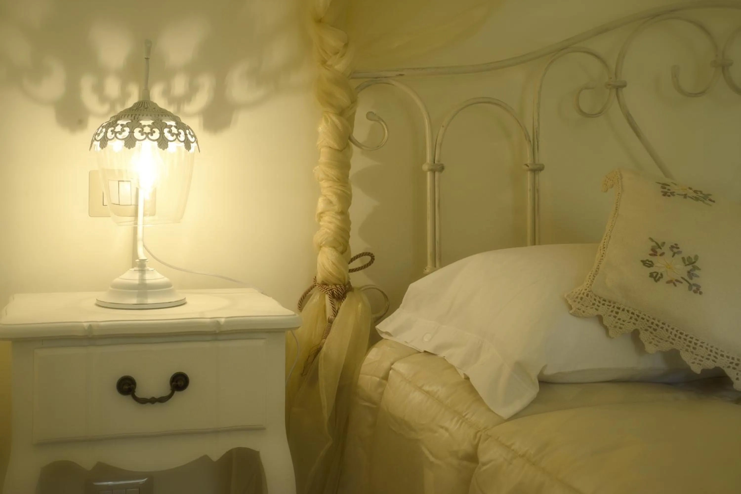 Decorative detail, Bed in La Dolce Casetta