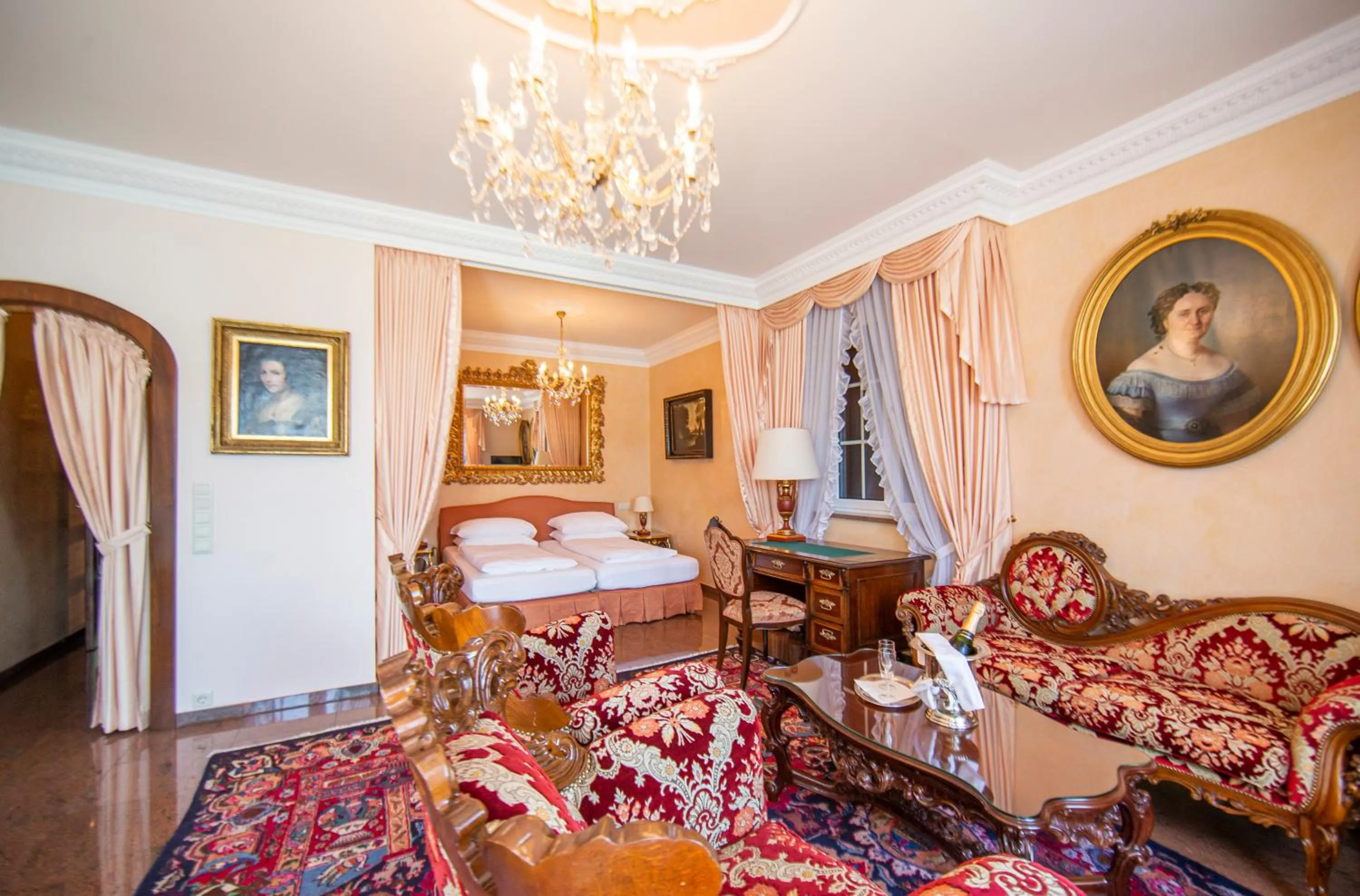 Living room, Bed in Seehotel Porcia