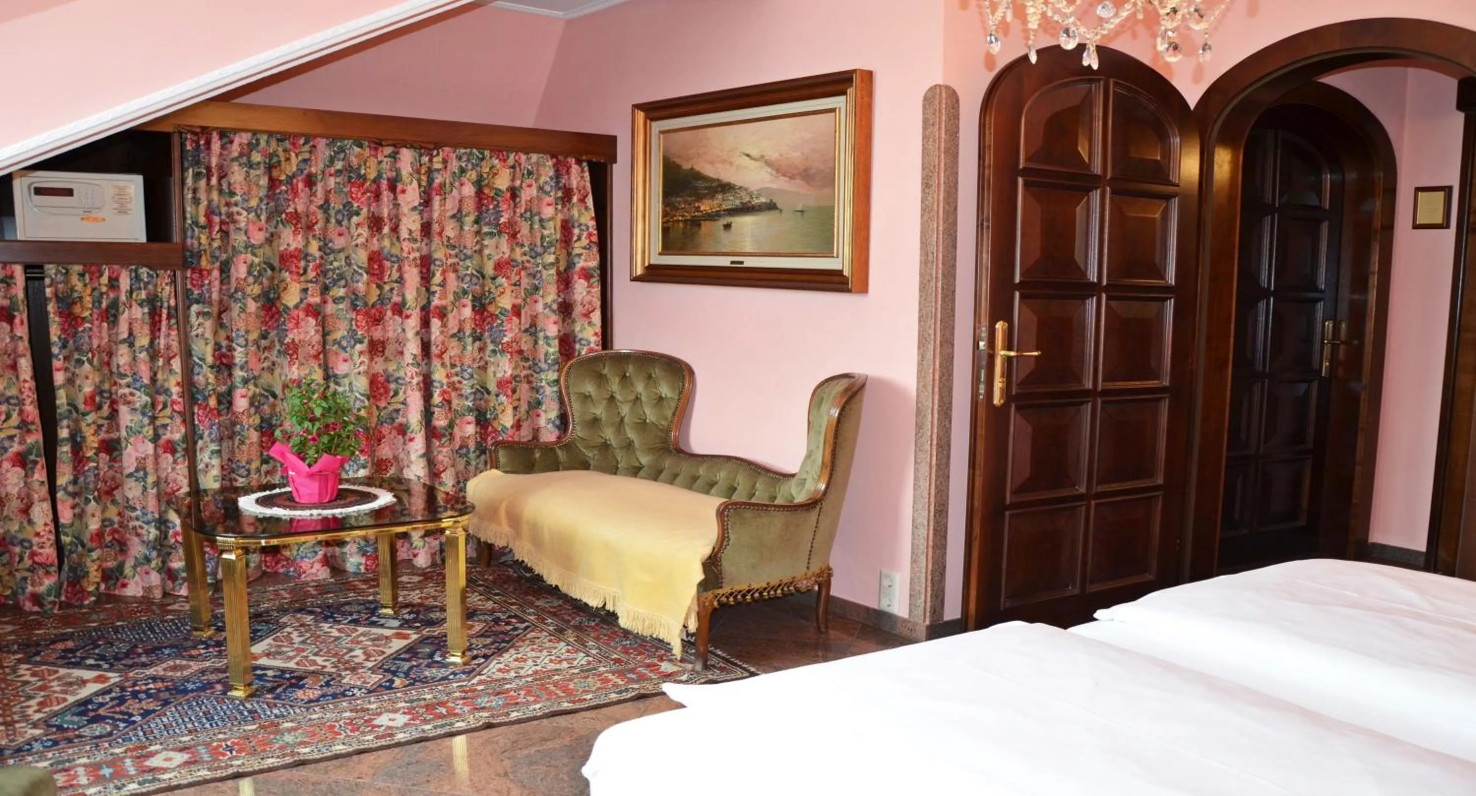 Seating area, Bed in Seehotel Porcia