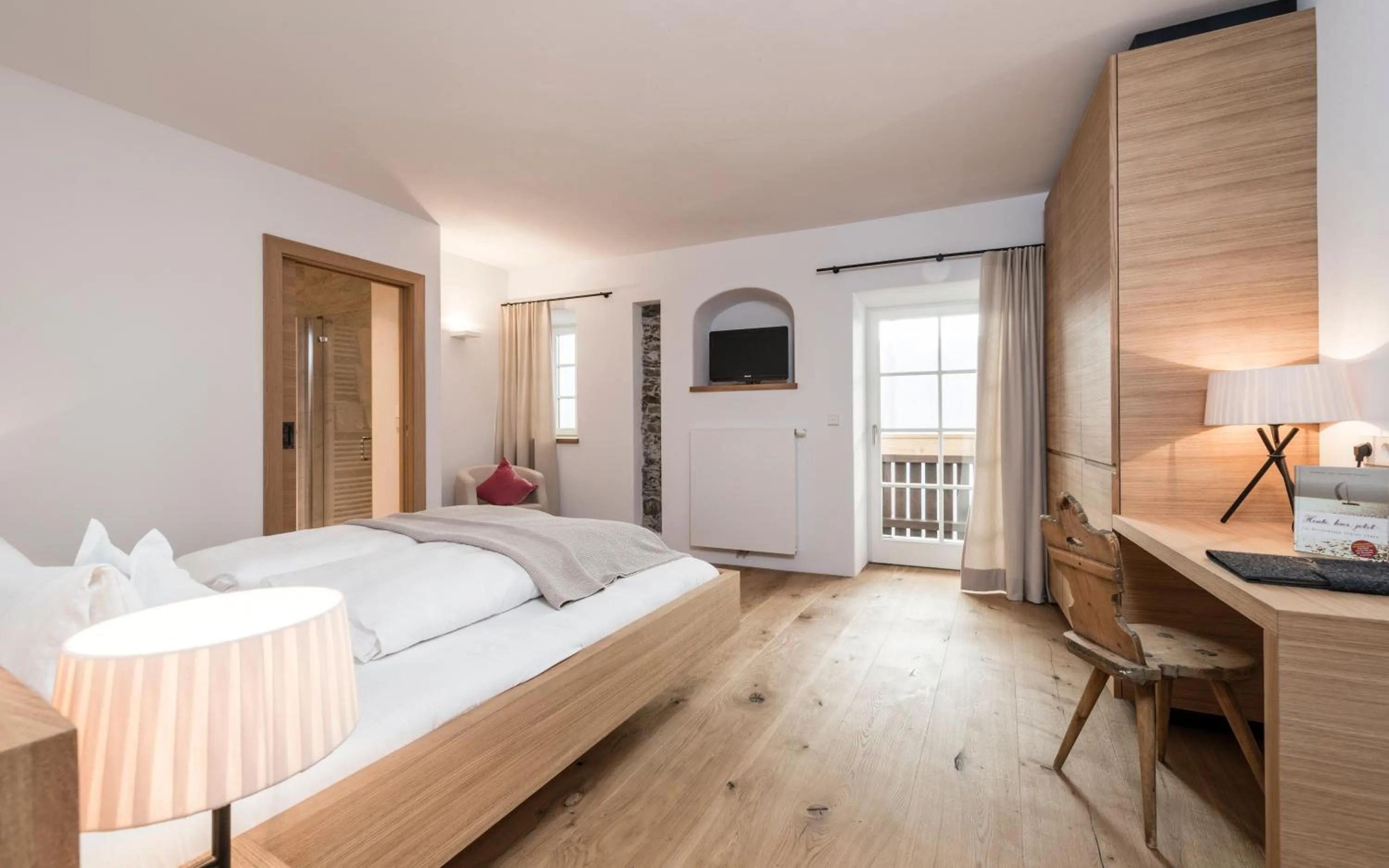 Photo of the whole room, Bed in Strasserwirt - Ansitz zu Tirol