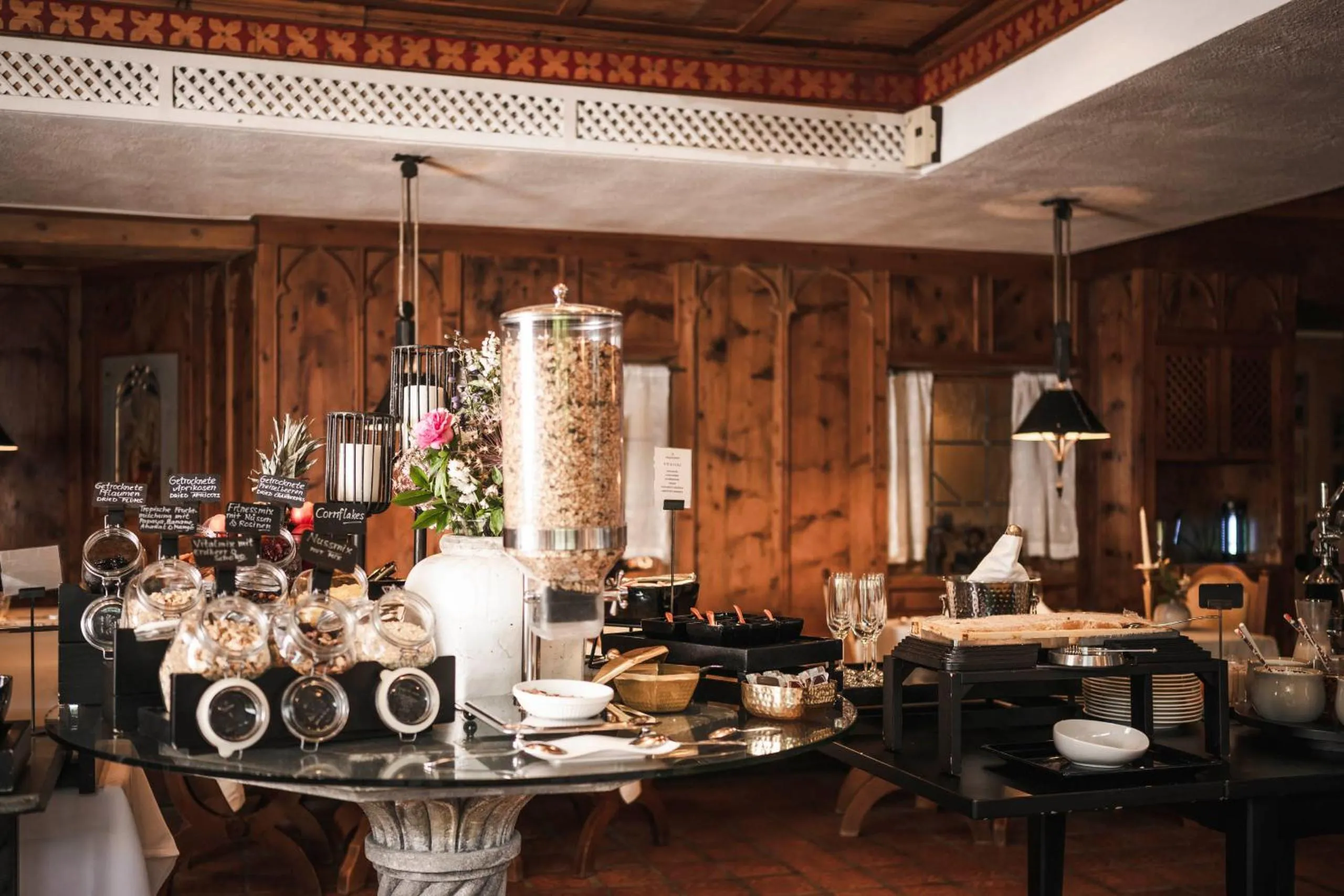 Buffet breakfast in Strasserwirt - Ansitz zu Tirol