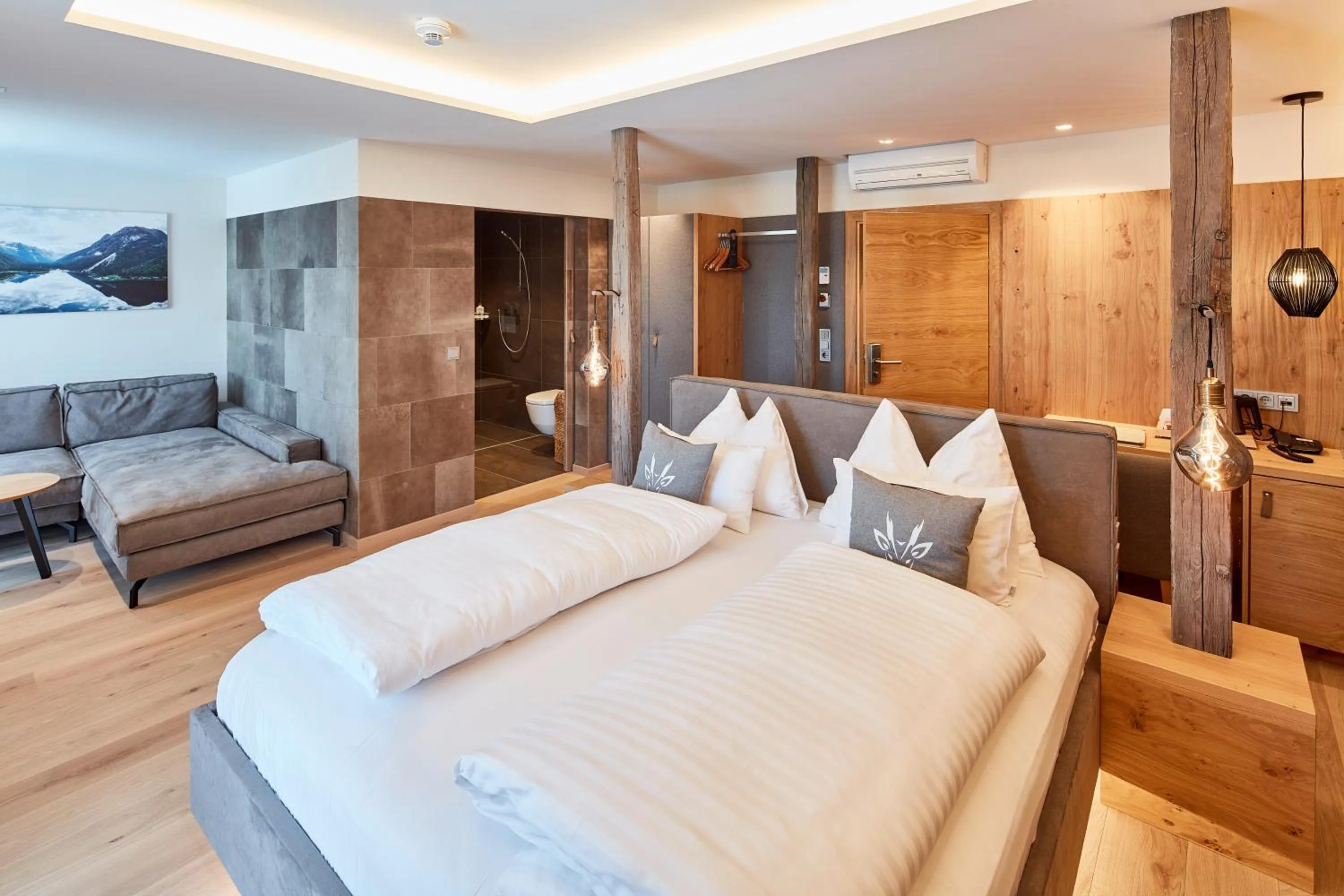 Bathroom, Bed in Hotel Gerl