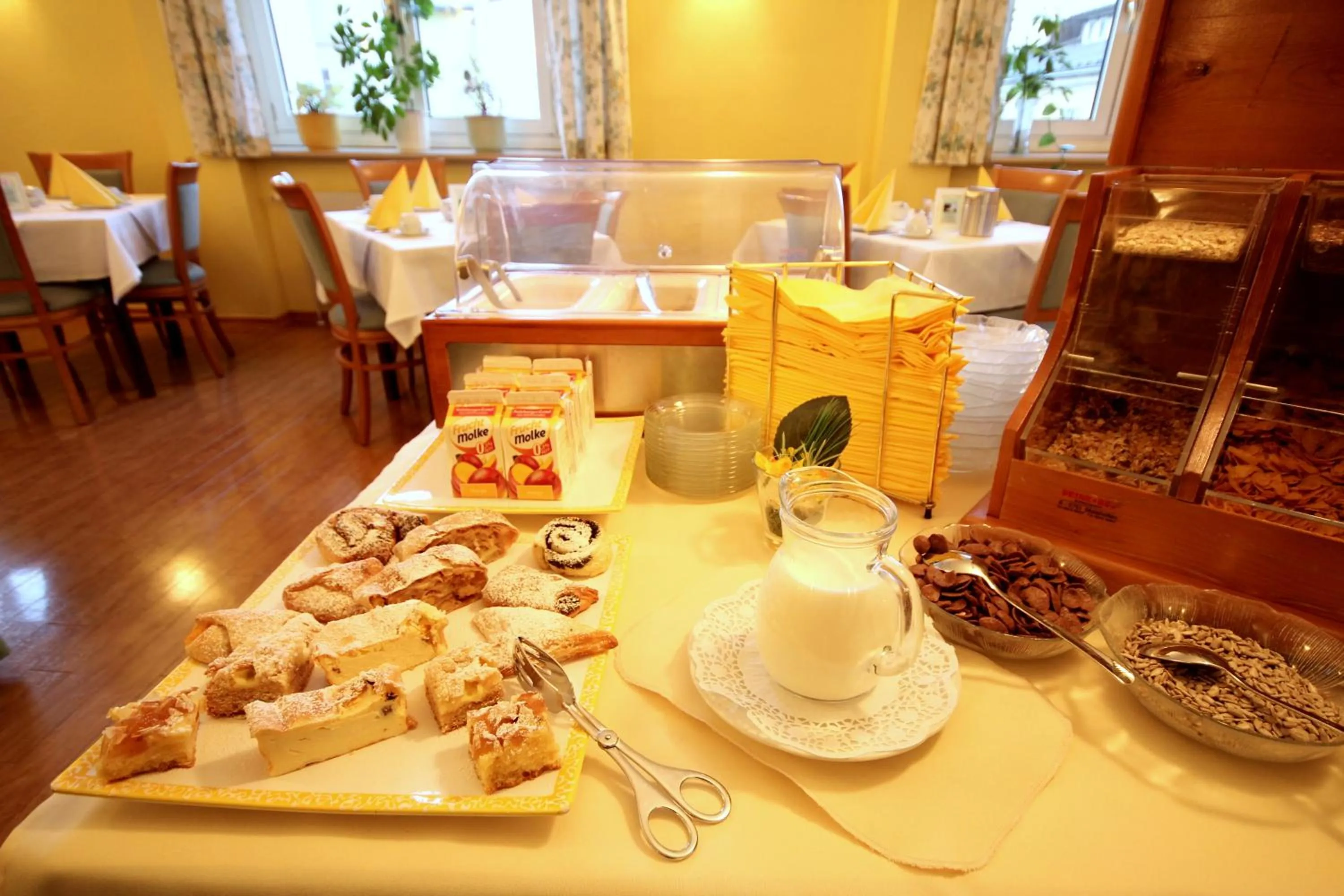 Buffet breakfast in Carinthia Stadthotel