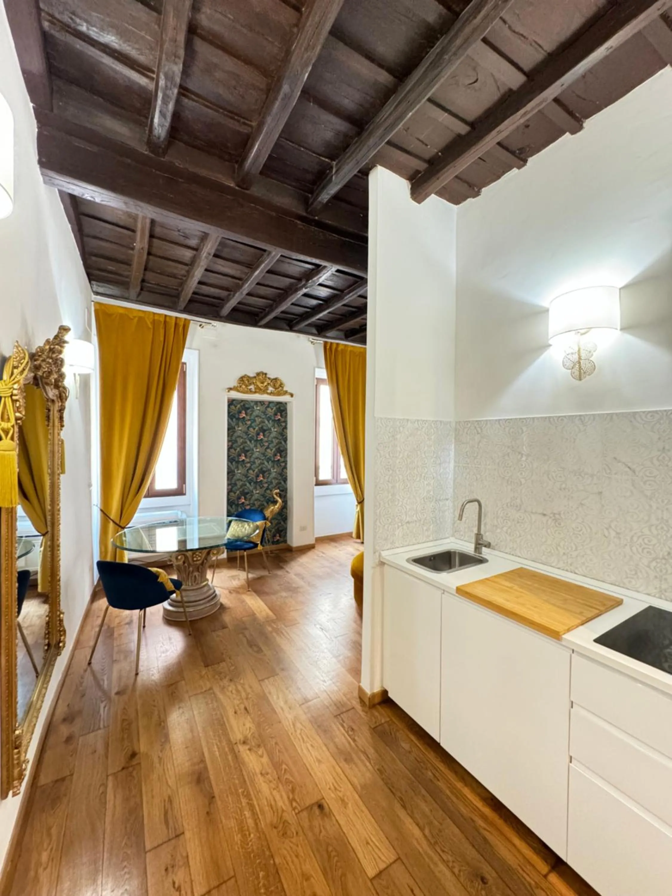 Kitchen or kitchenette, Bed in Via della Scala Suite