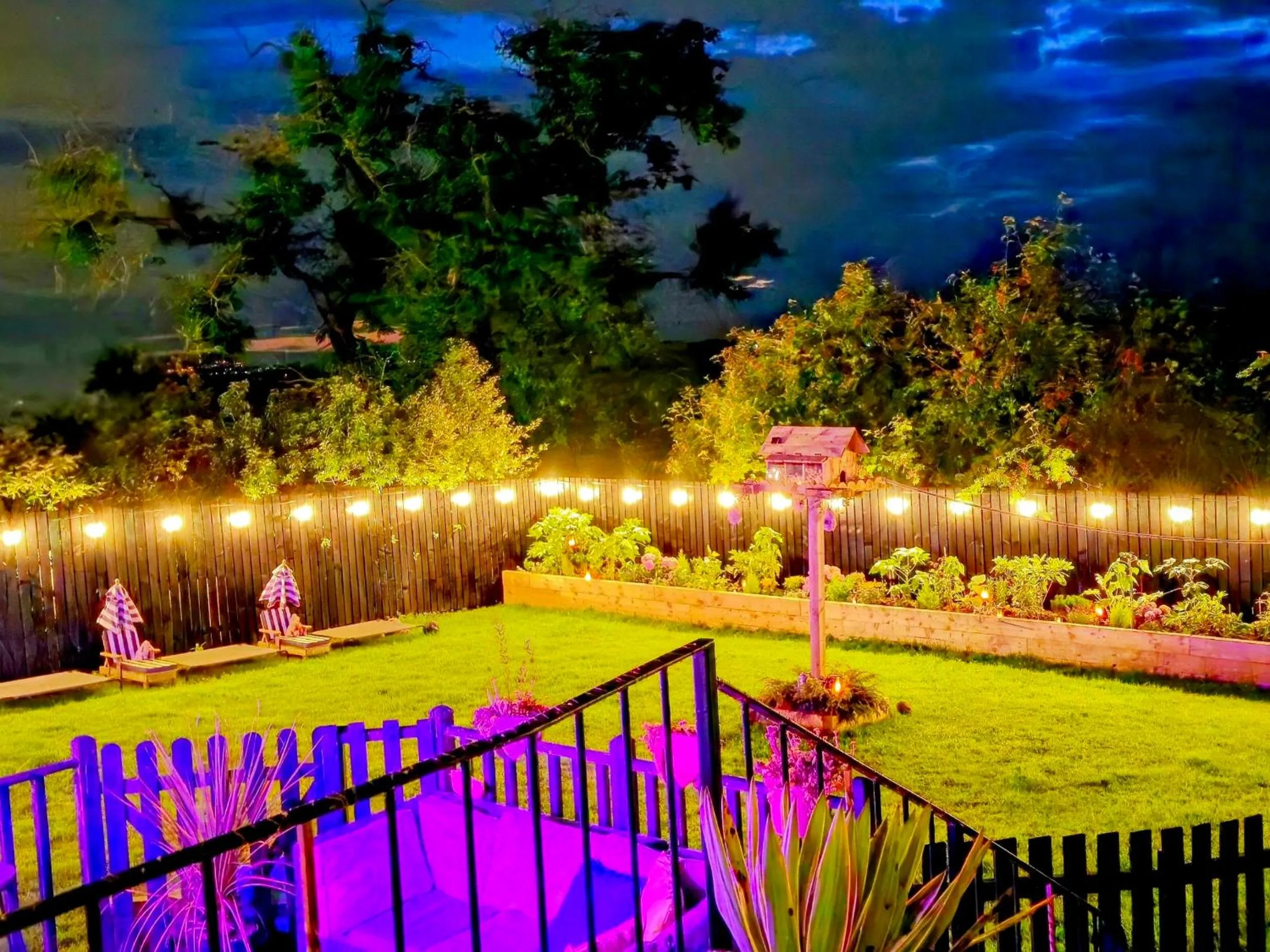 The Green Monkey Lux Suite at The Grumpy Schnauzer B&B Private Hot Tub, Gym, Breakfast, Stunning!