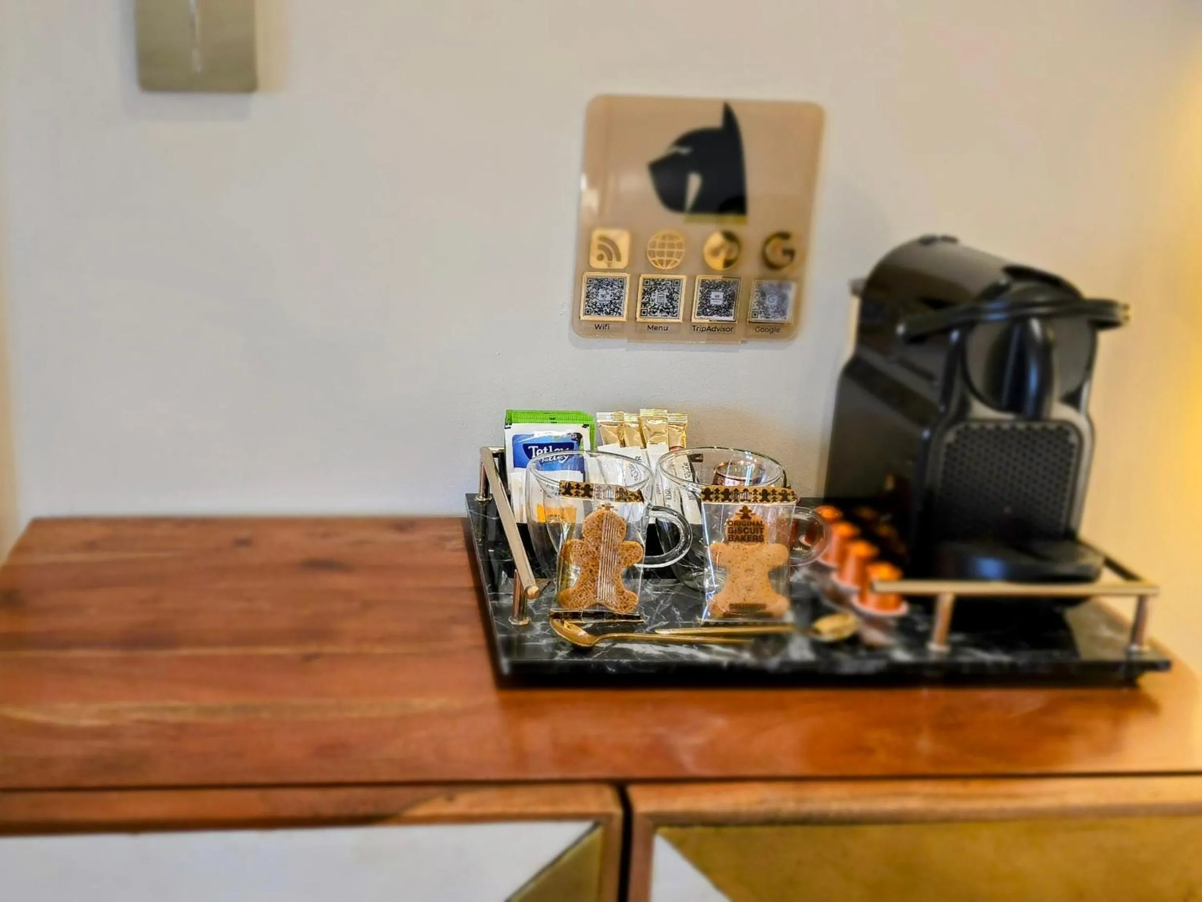 The Green Monkey Lux Suite at The Grumpy Schnauzer B&B Private Hot Tub, Gym, Breakfast, Stunning!