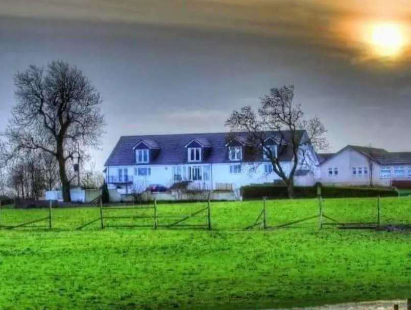 The Green Monkey Lux Suite at The Grumpy Schnauzer B&B Private Hot Tub, Gym, Breakfast, Stunning!