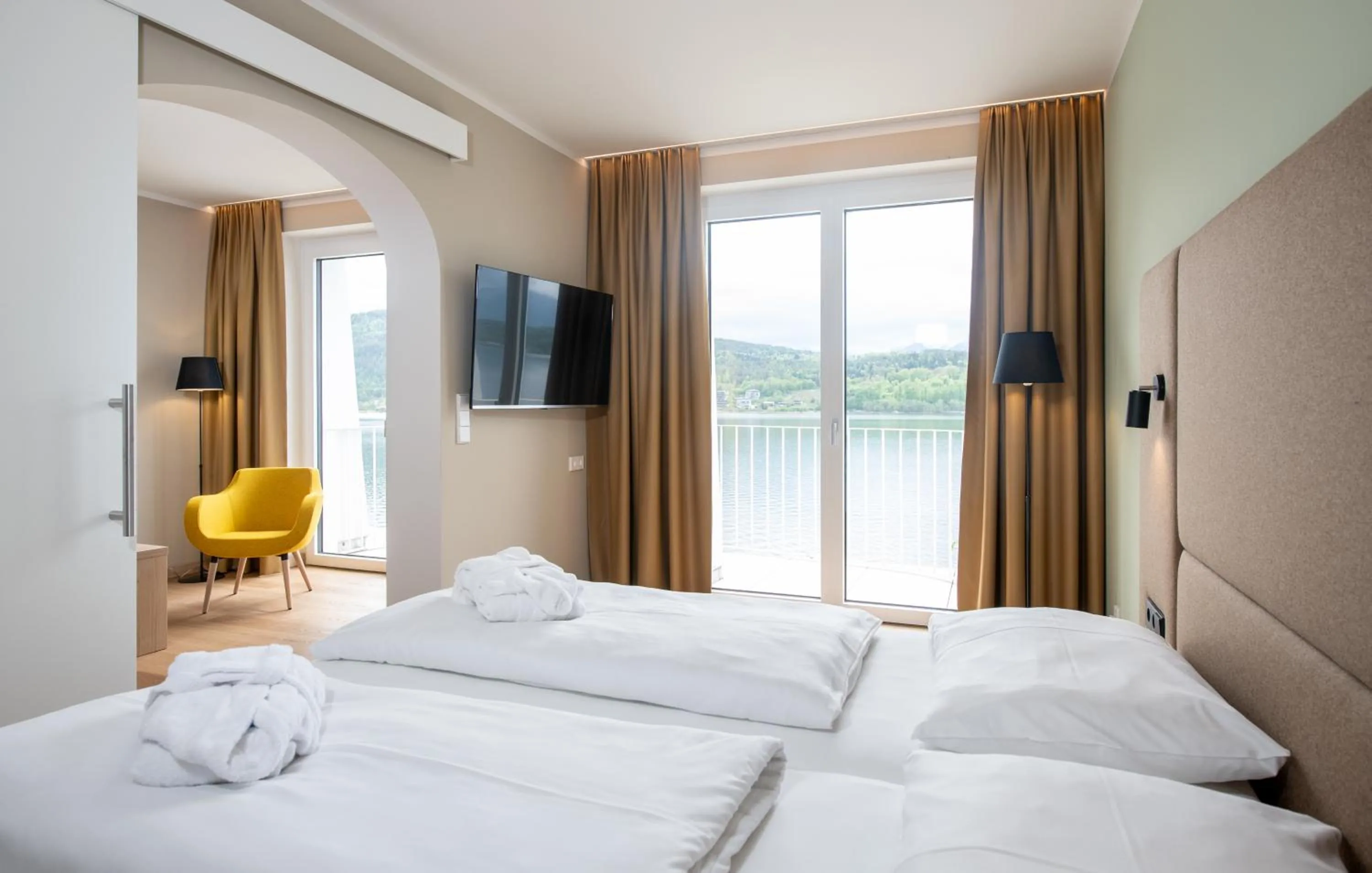 Bed in Werzers Seehotel Wallerwirt