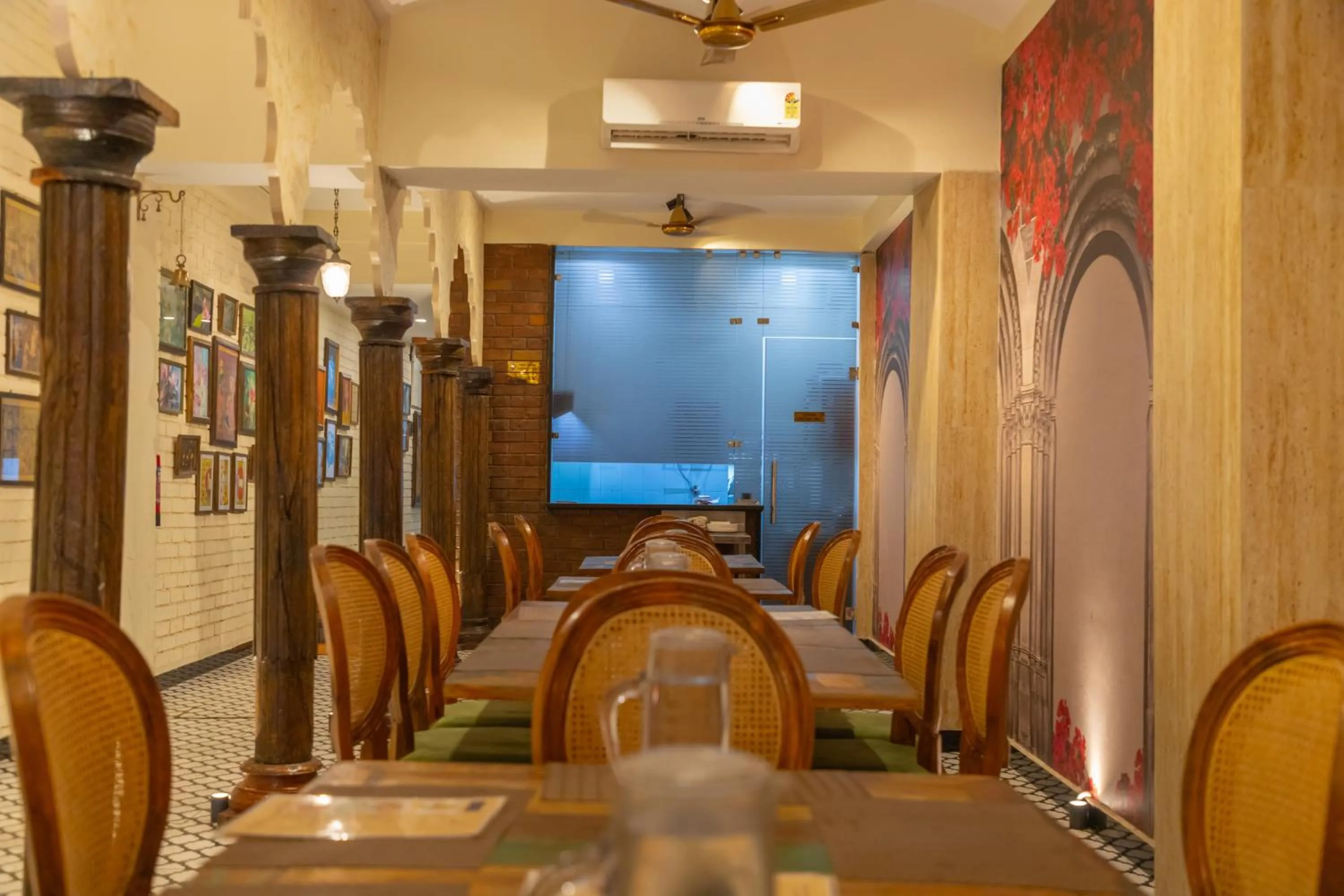 Restaurant/places to eat in Hotel Sethi Legacy