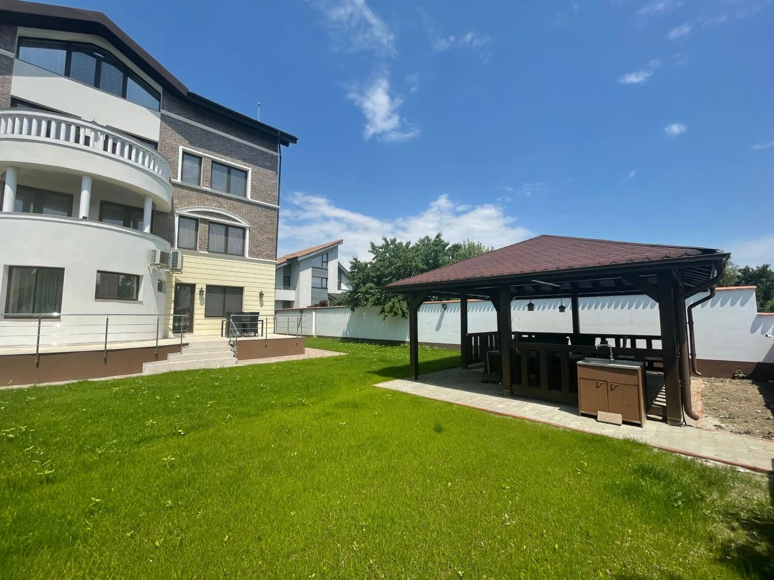 Property building in Iarca Inn