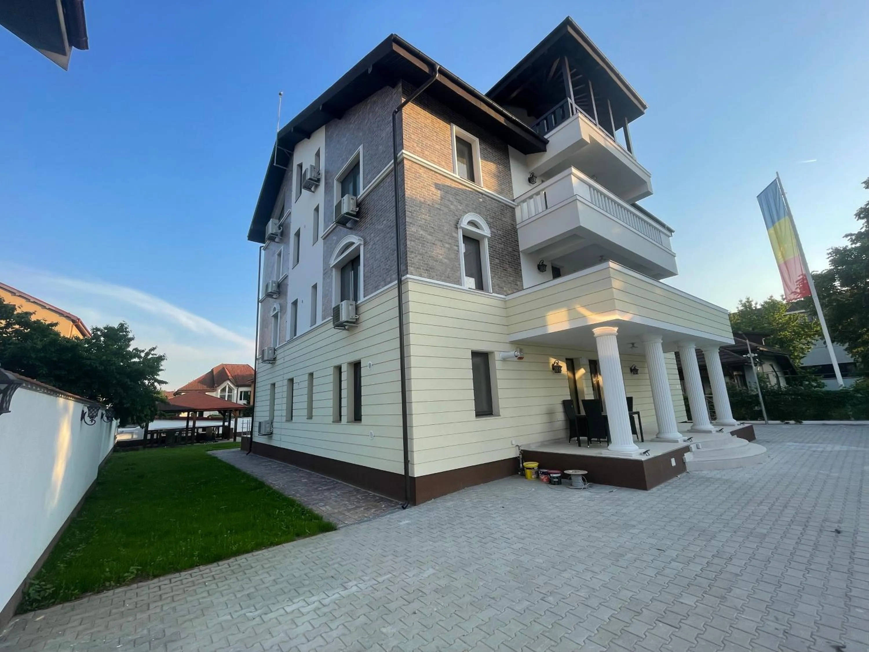 Property building in Iarca Inn