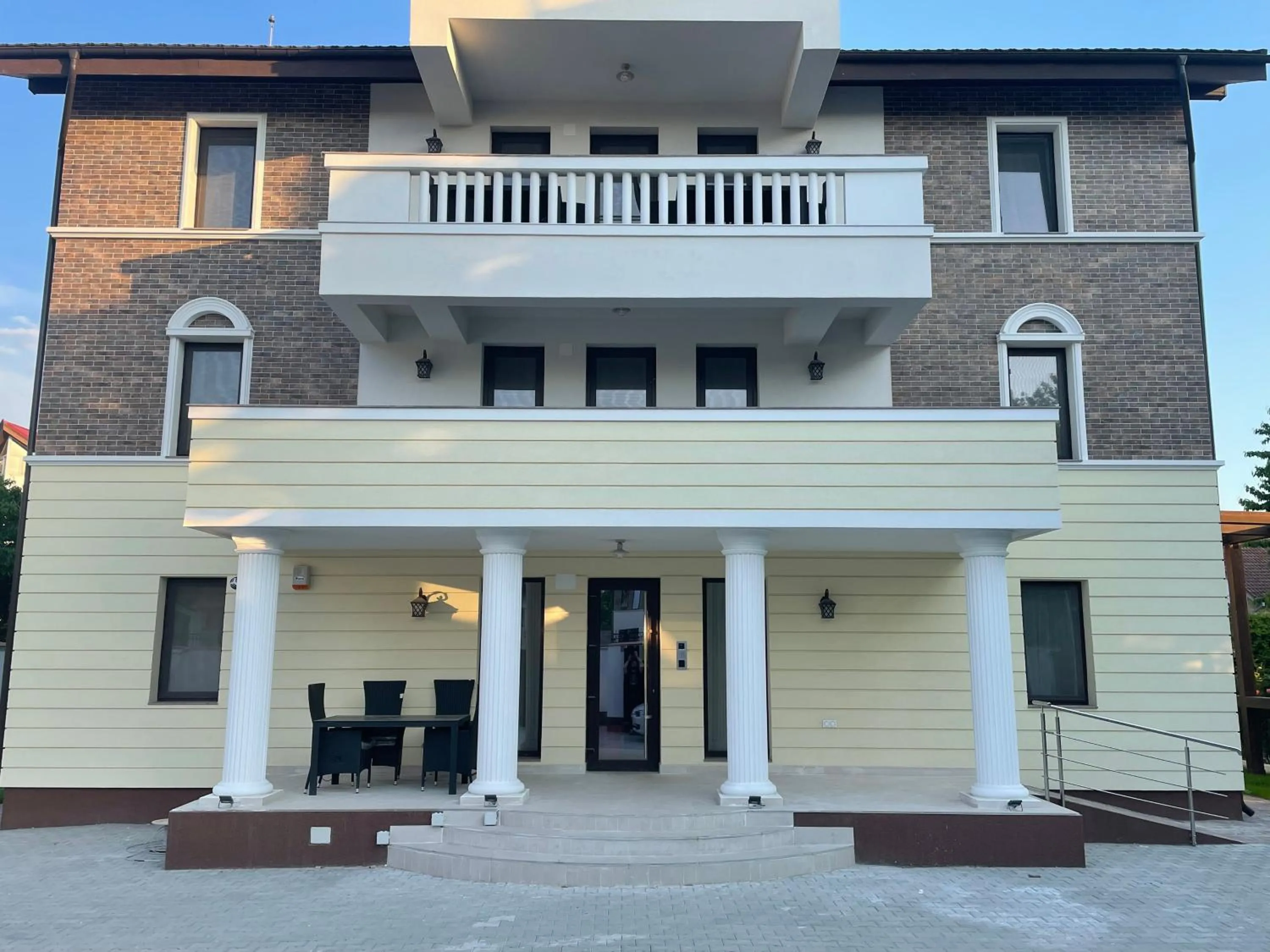 Property building in Iarca Inn