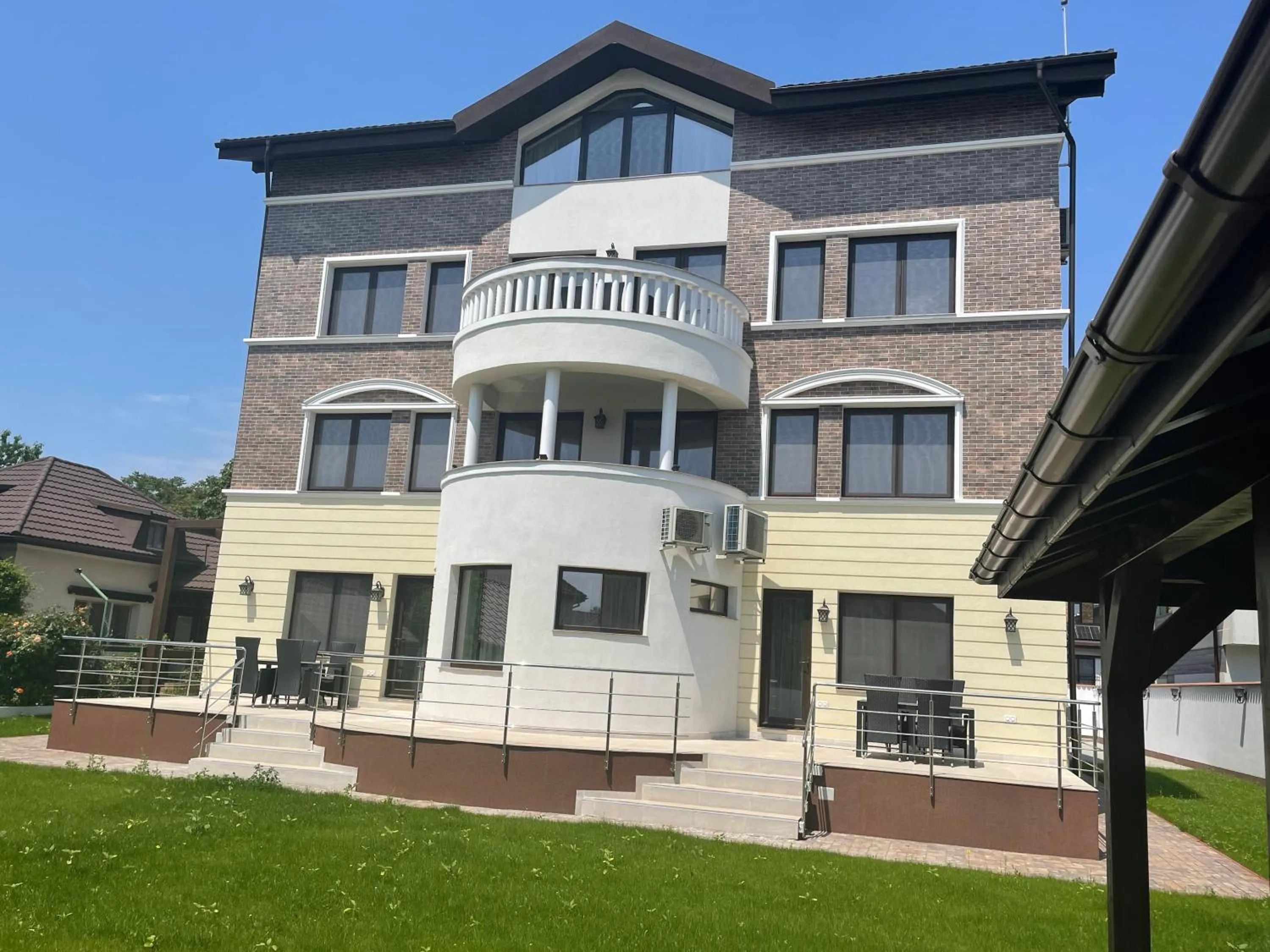 Property building in Iarca Inn