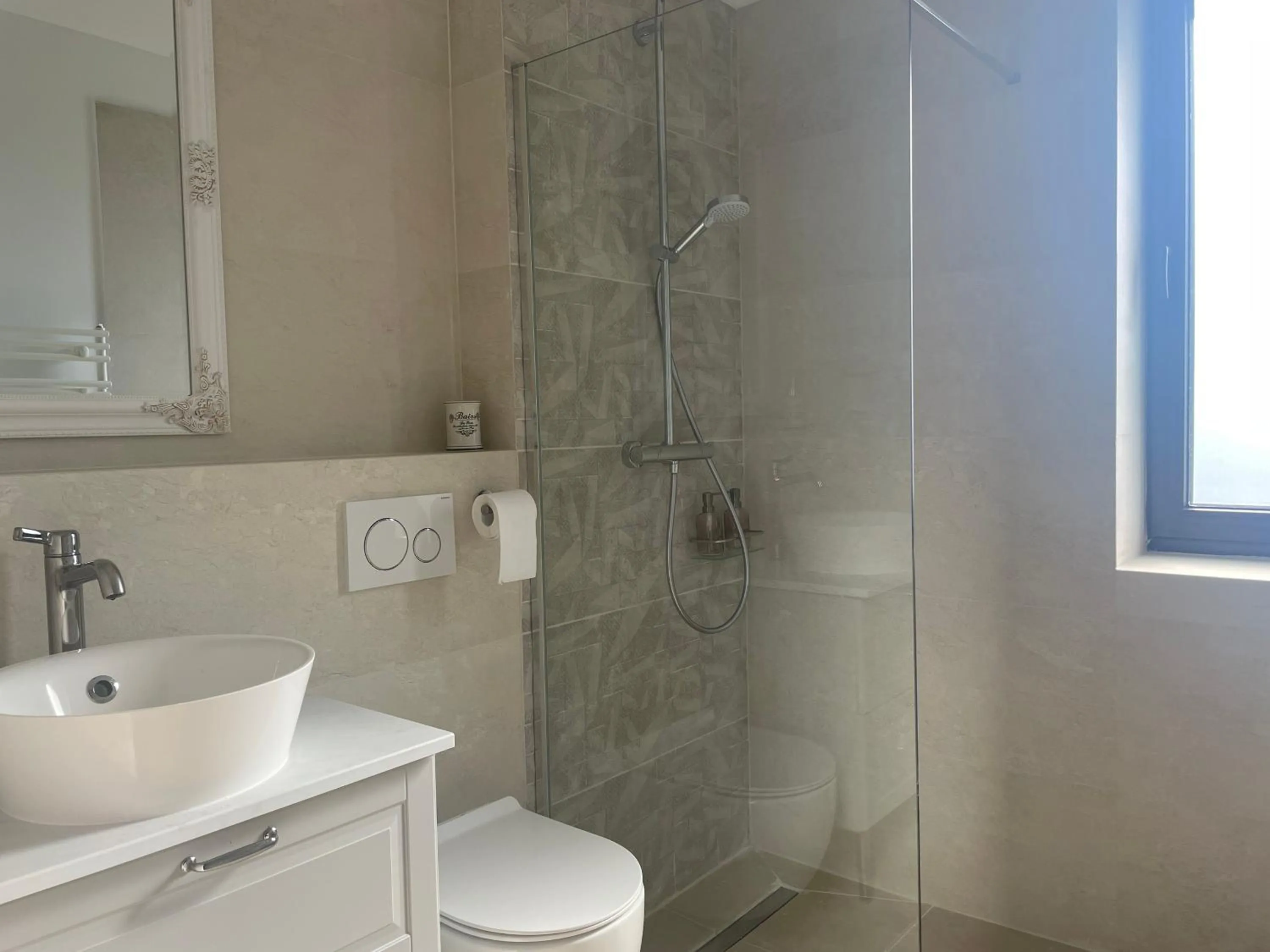 Bathroom in Iarca Inn