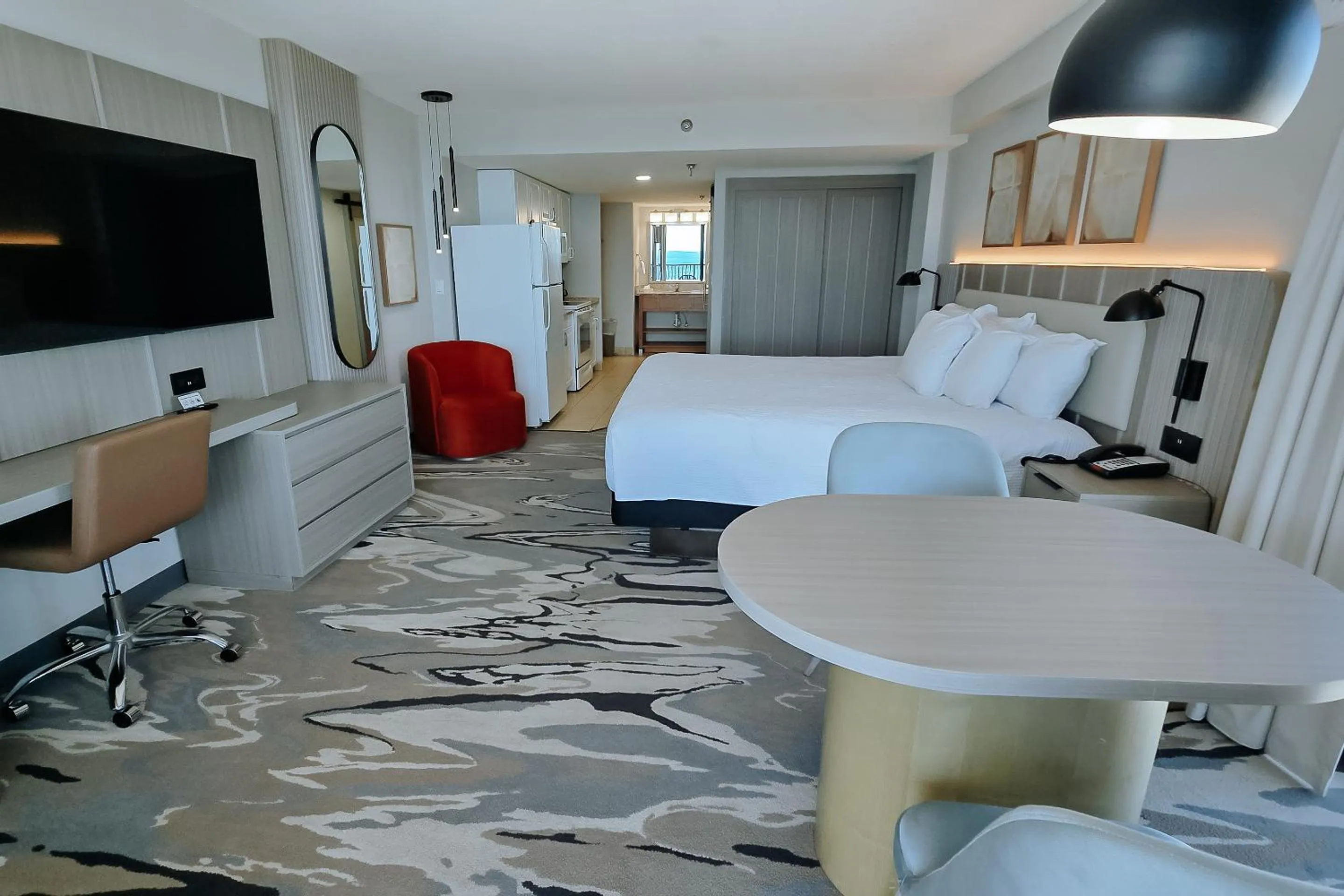 Kitchen or kitchenette, Bed in Nautilus Inn - Daytona Beach