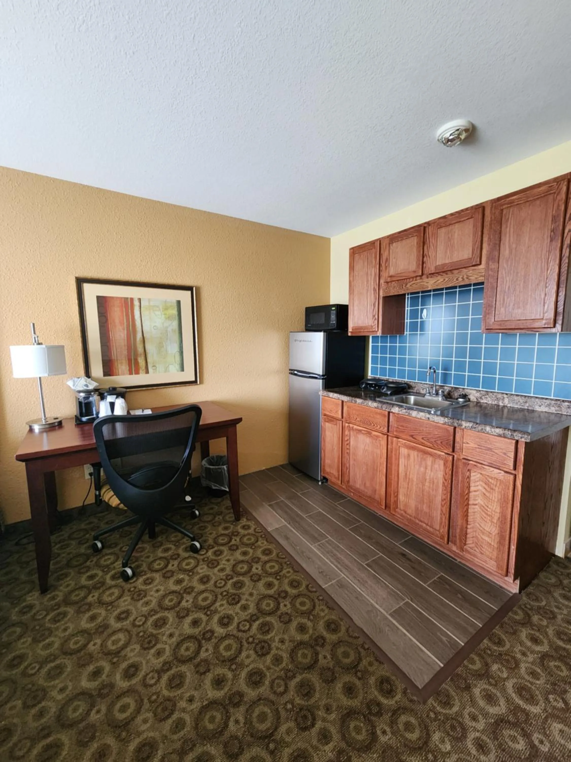 Kitchen or kitchenette in Highland Suites Minot