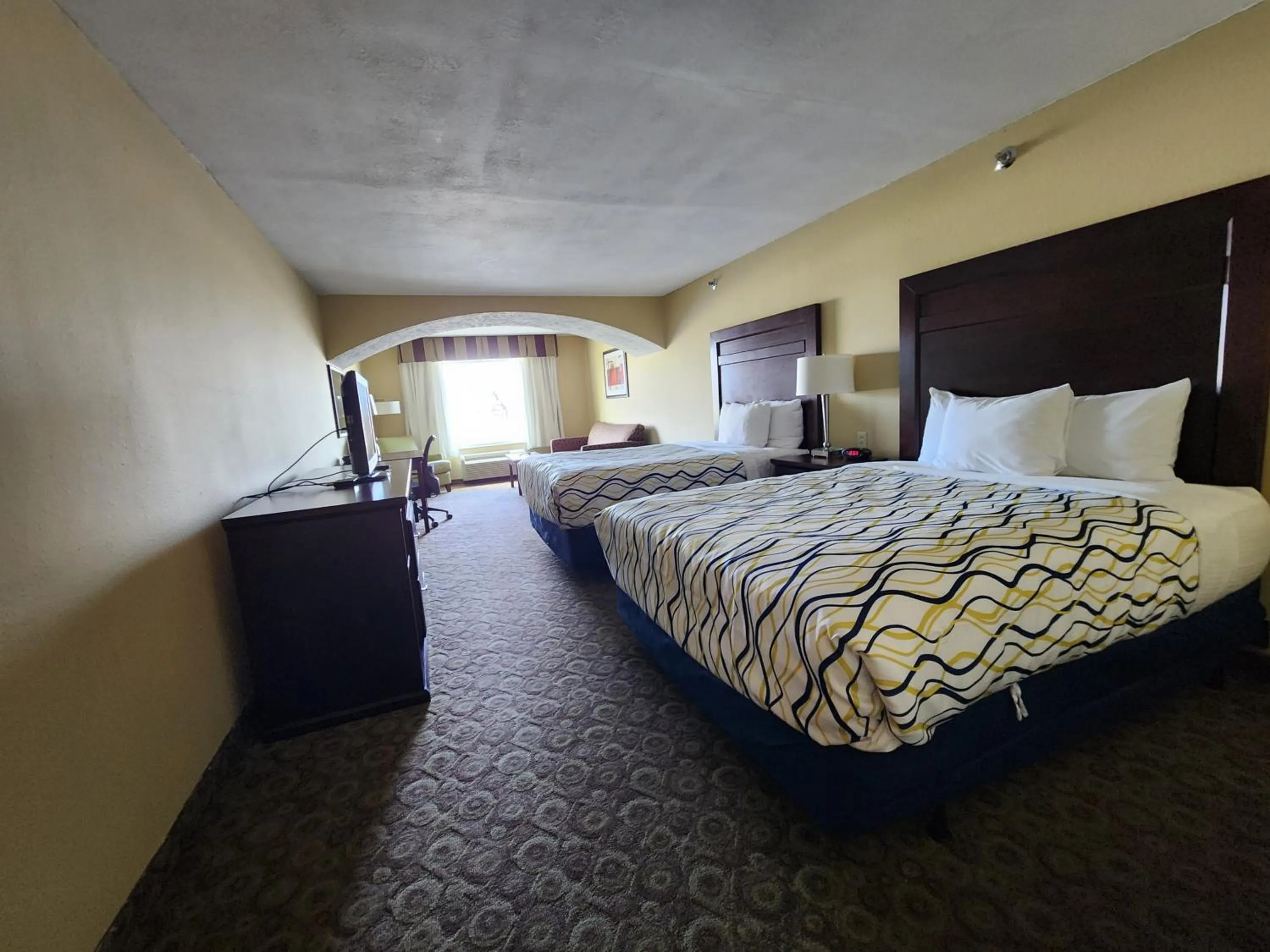 Photo of the whole room, Bed in Highland Suites Minot
