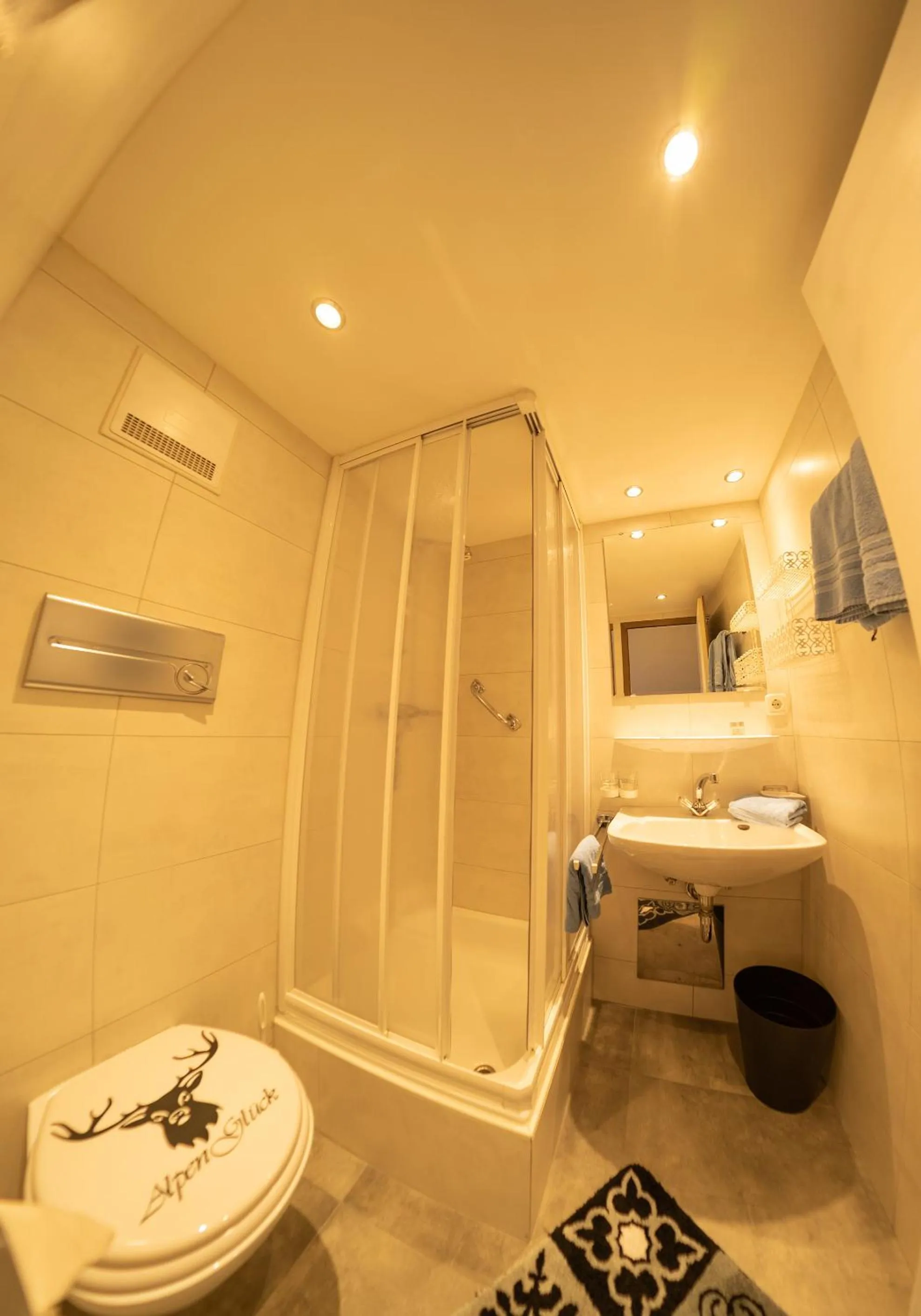 Bathroom in Hotel Garni Hubertus-Nostalgie & Charme