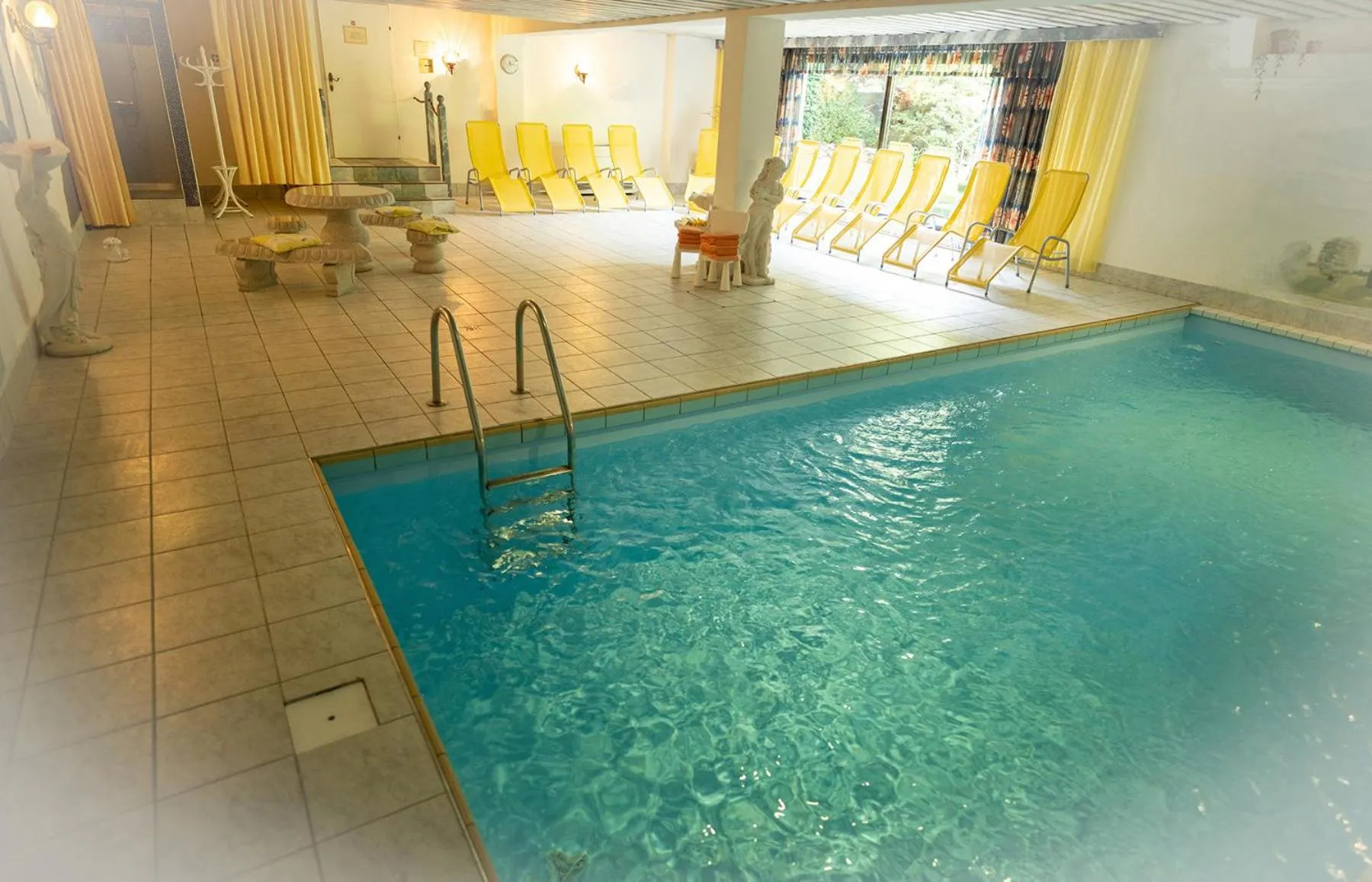 Swimming pool in Hotel Garni Hubertus-Nostalgie & Charme