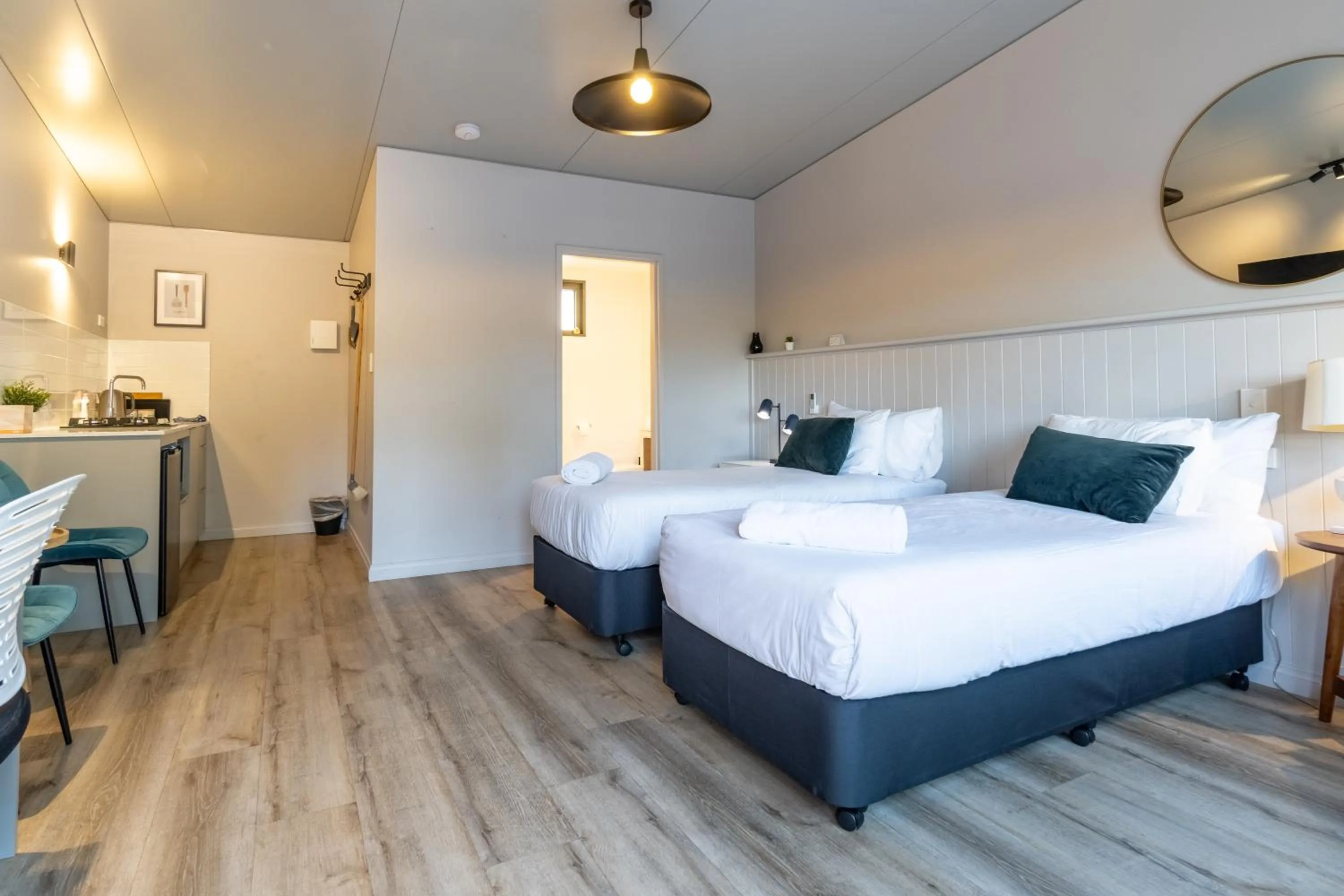 Kitchen or kitchenette, Bed in Victoria Hotel Toodyay