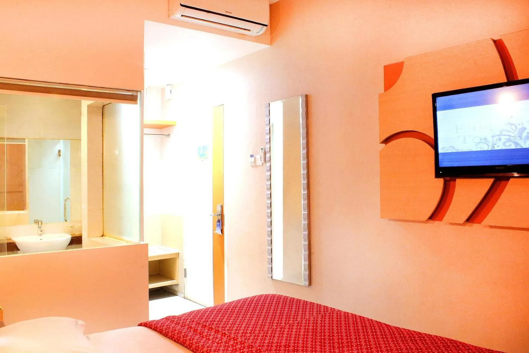 Bed in Hotel Dewarna Sutoyo Malang