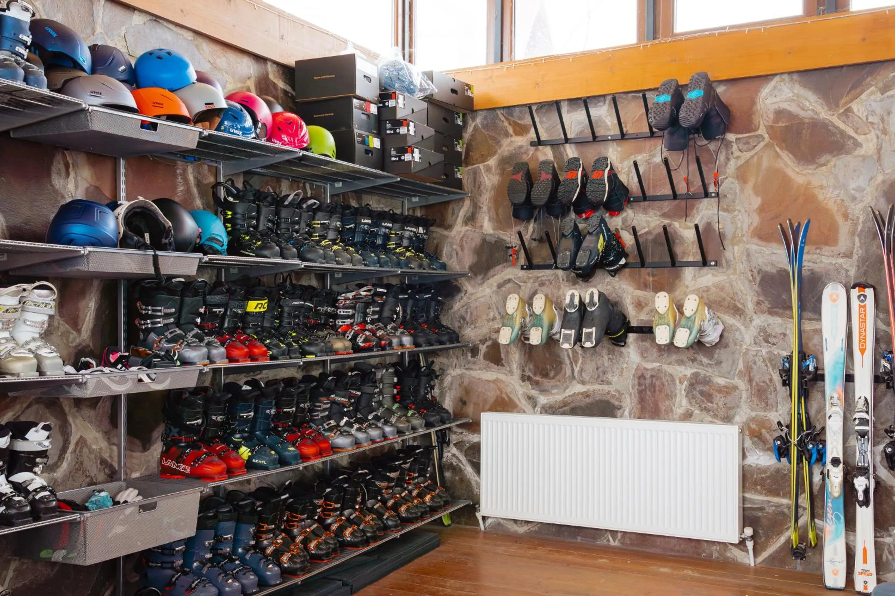 Skiing in Hotel GoodAura