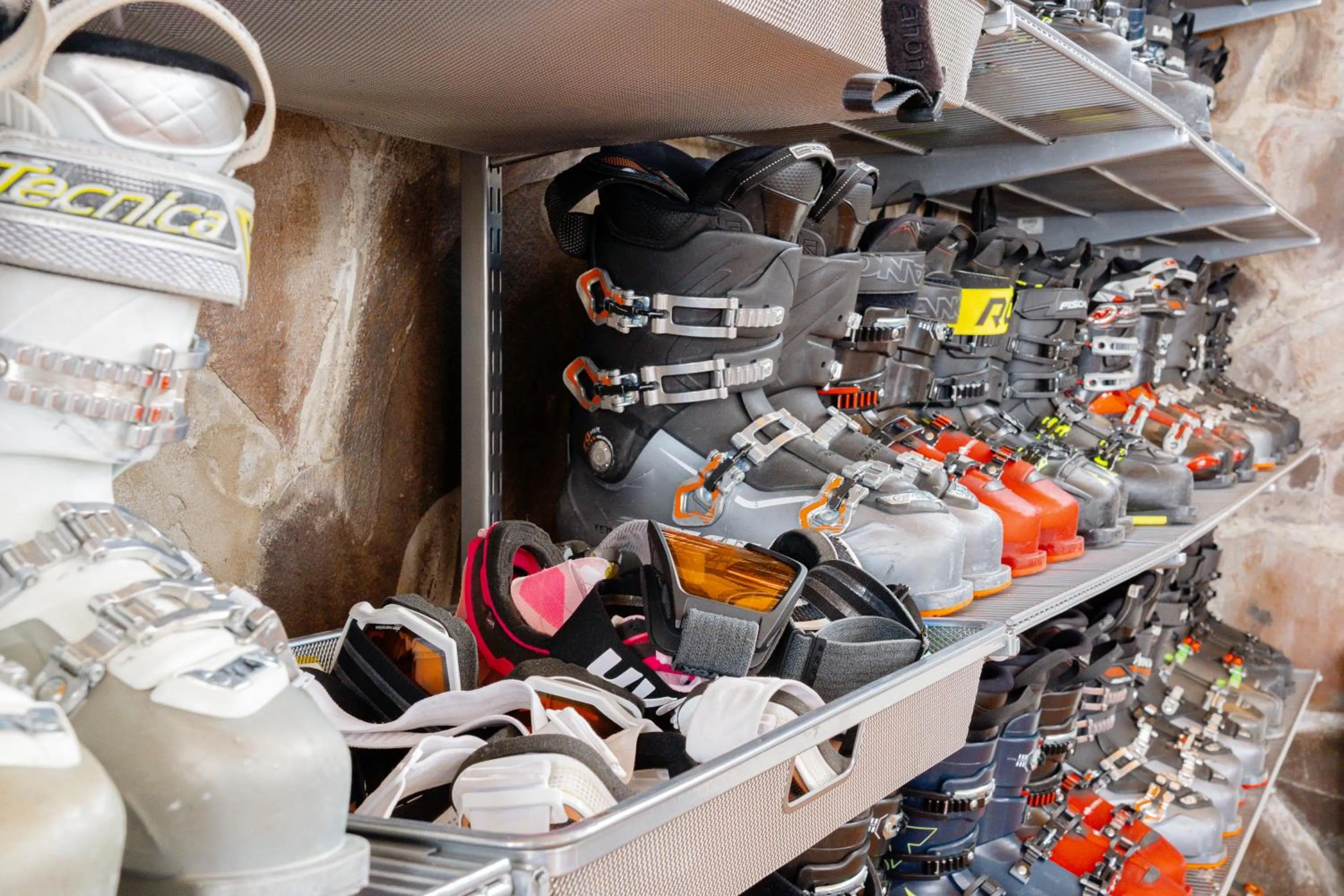 Skiing in Hotel GoodAura