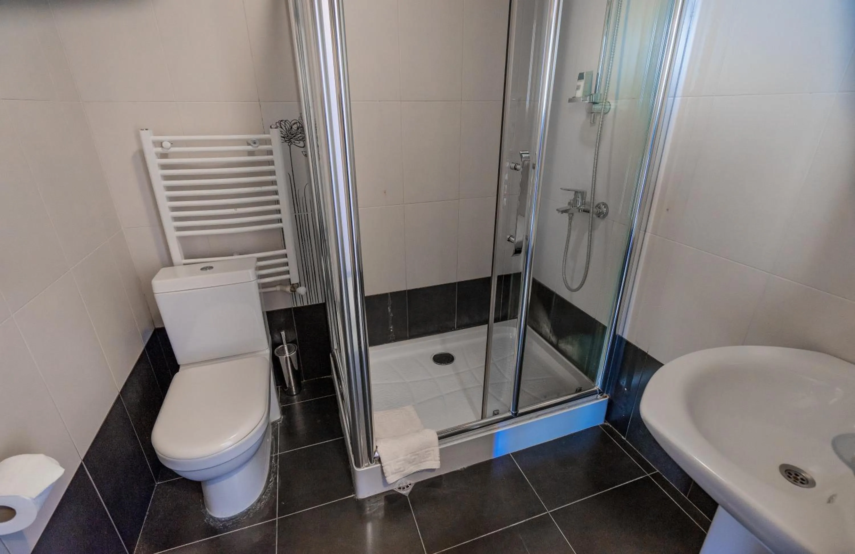 Shower in Hotel GoodAura