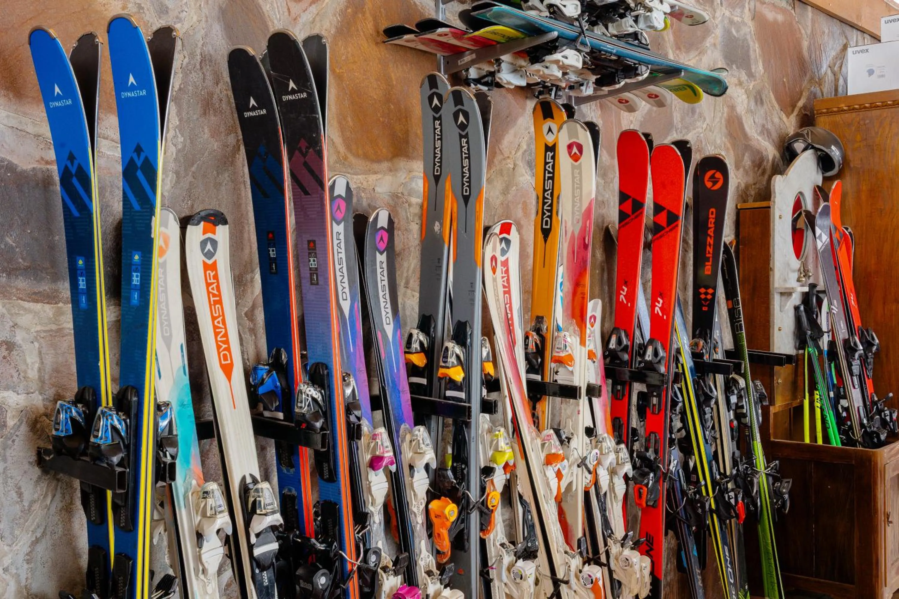 Skiing in Hotel GoodAura