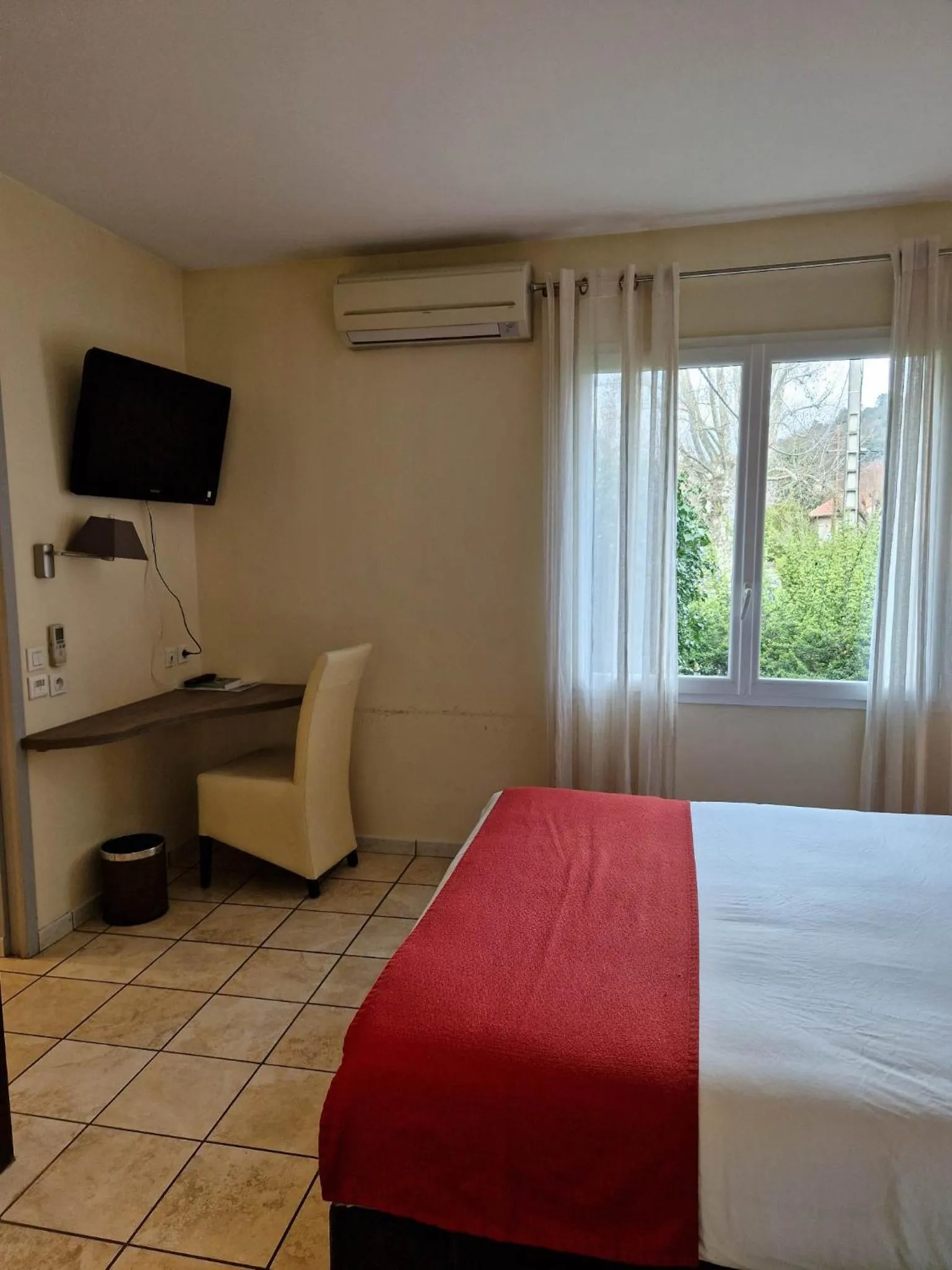 Bed in Hôtel Restaurant Logis Le Relais du Vivarais