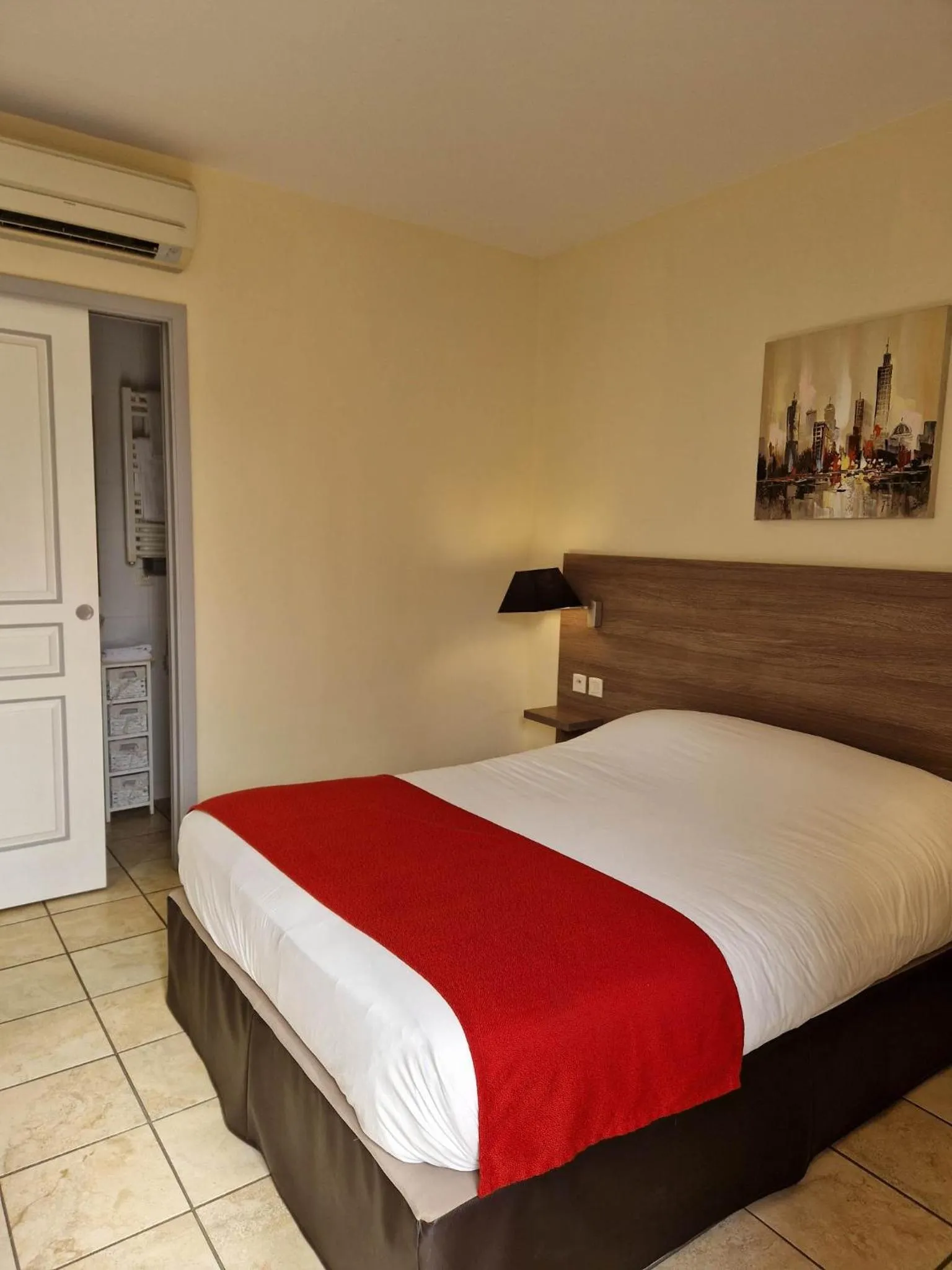 Bed in Hôtel Restaurant Logis Le Relais du Vivarais