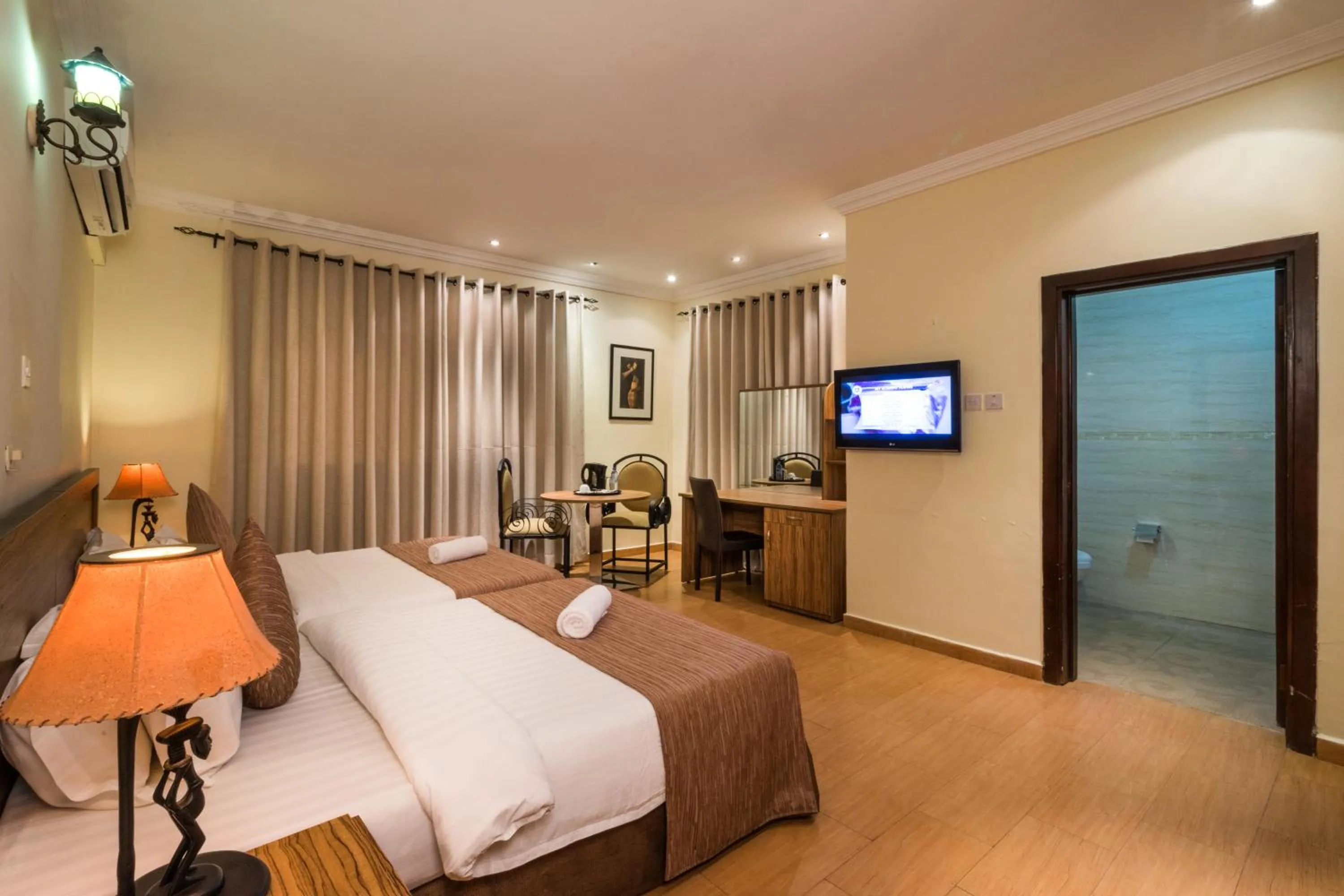 Communal lounge/ TV room, Bed in Midindi Hotel