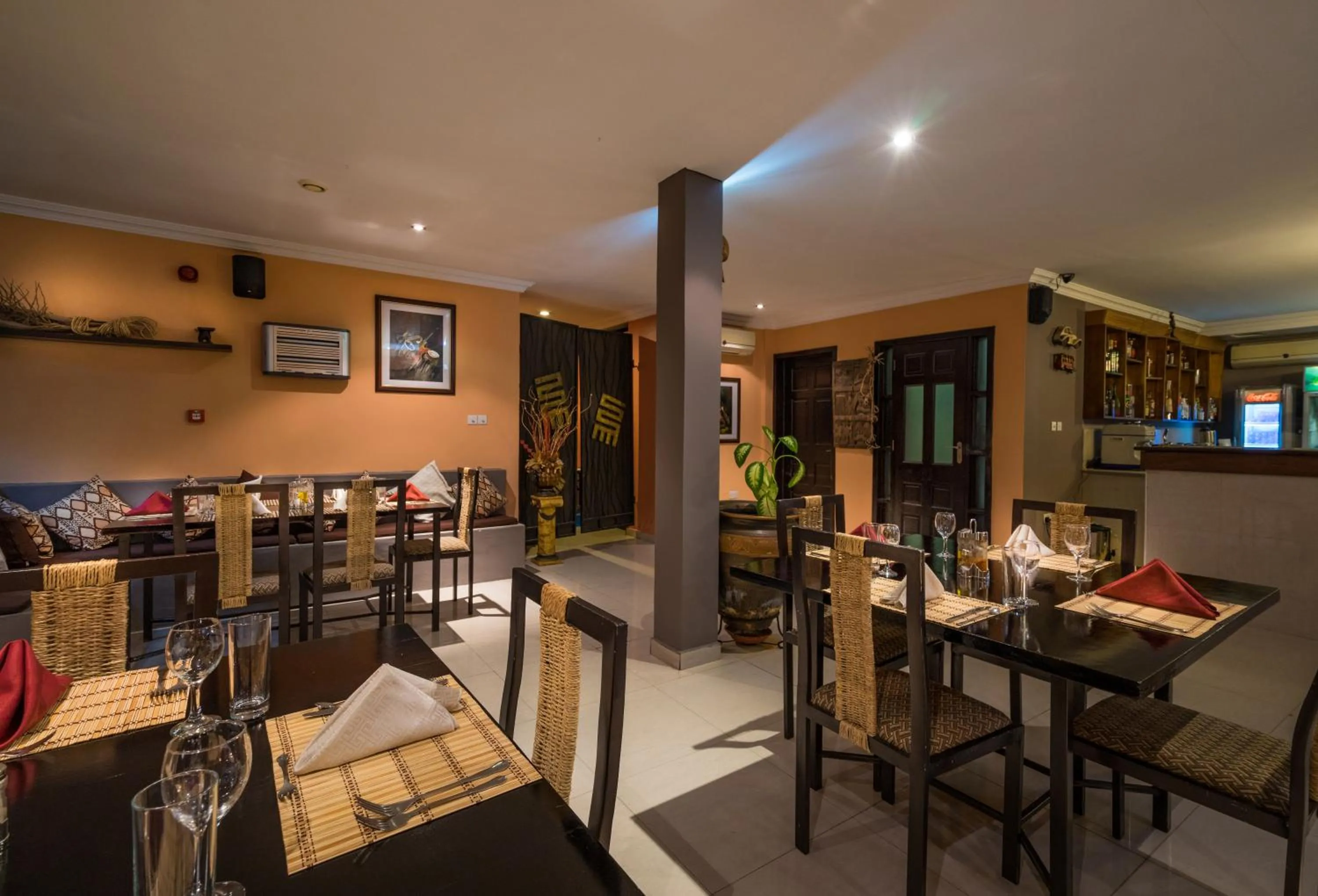 Restaurant/places to eat in Midindi Hotel
