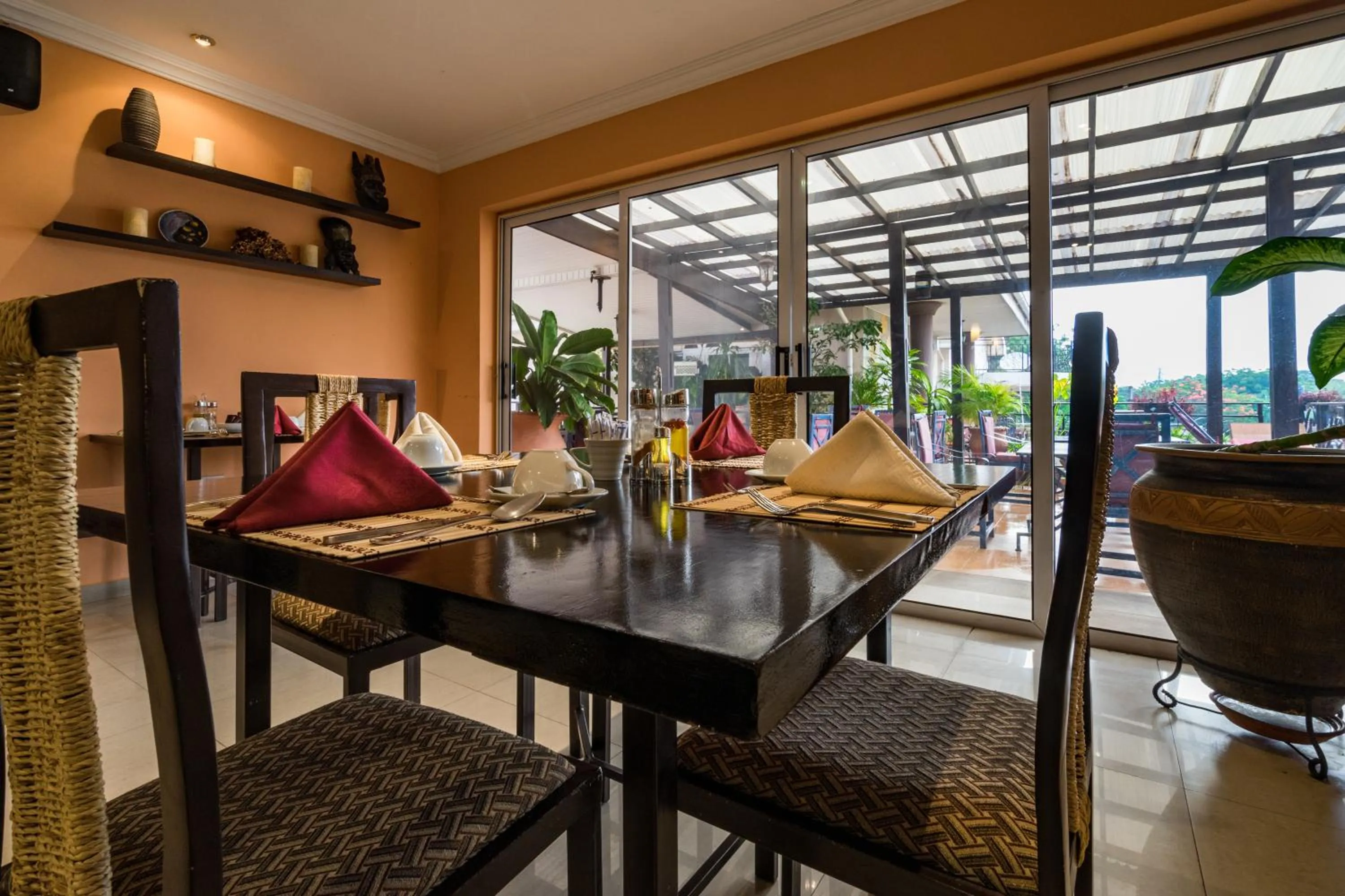 Restaurant/places to eat in Midindi Hotel