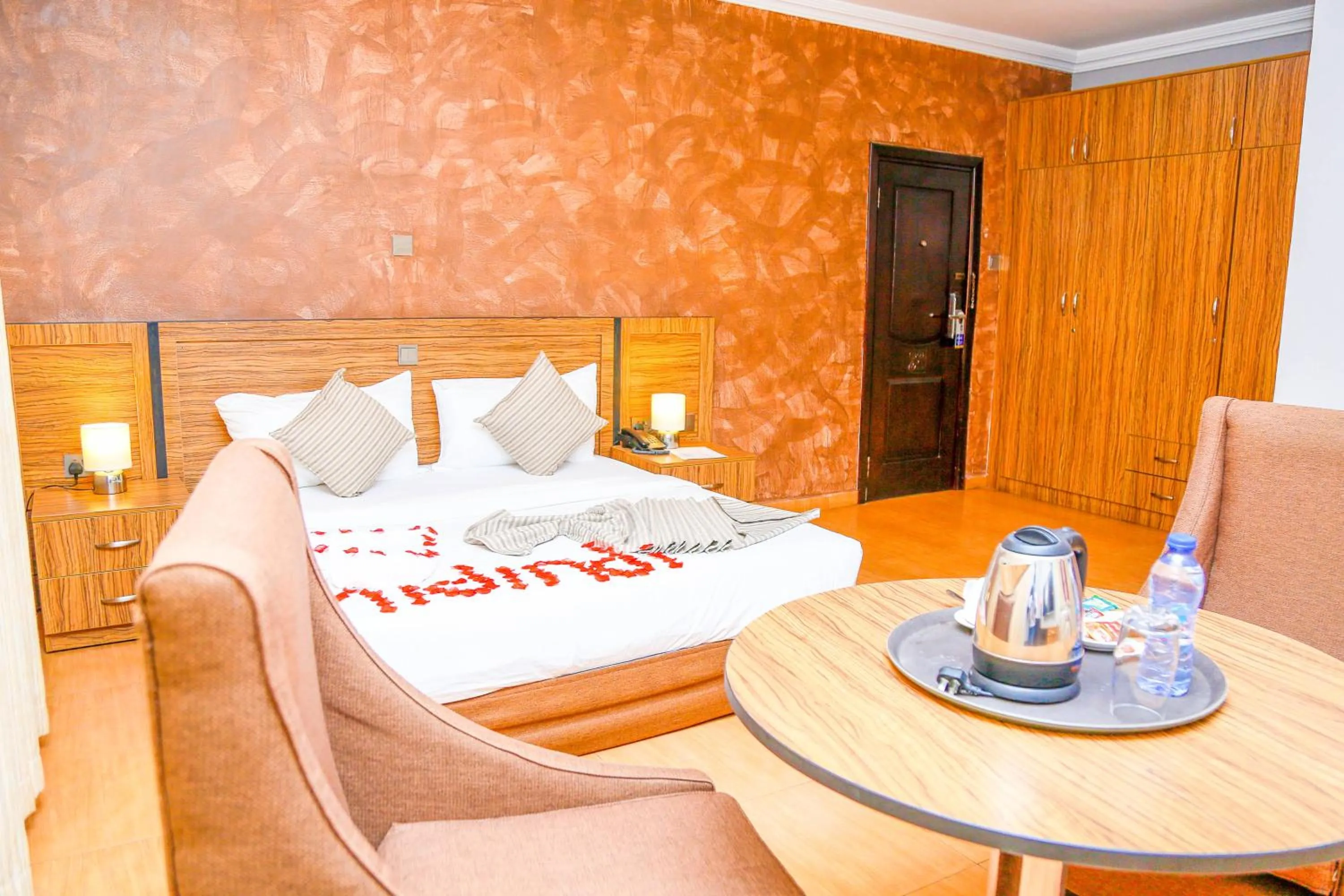 Bedroom, Bed in Midindi Hotel