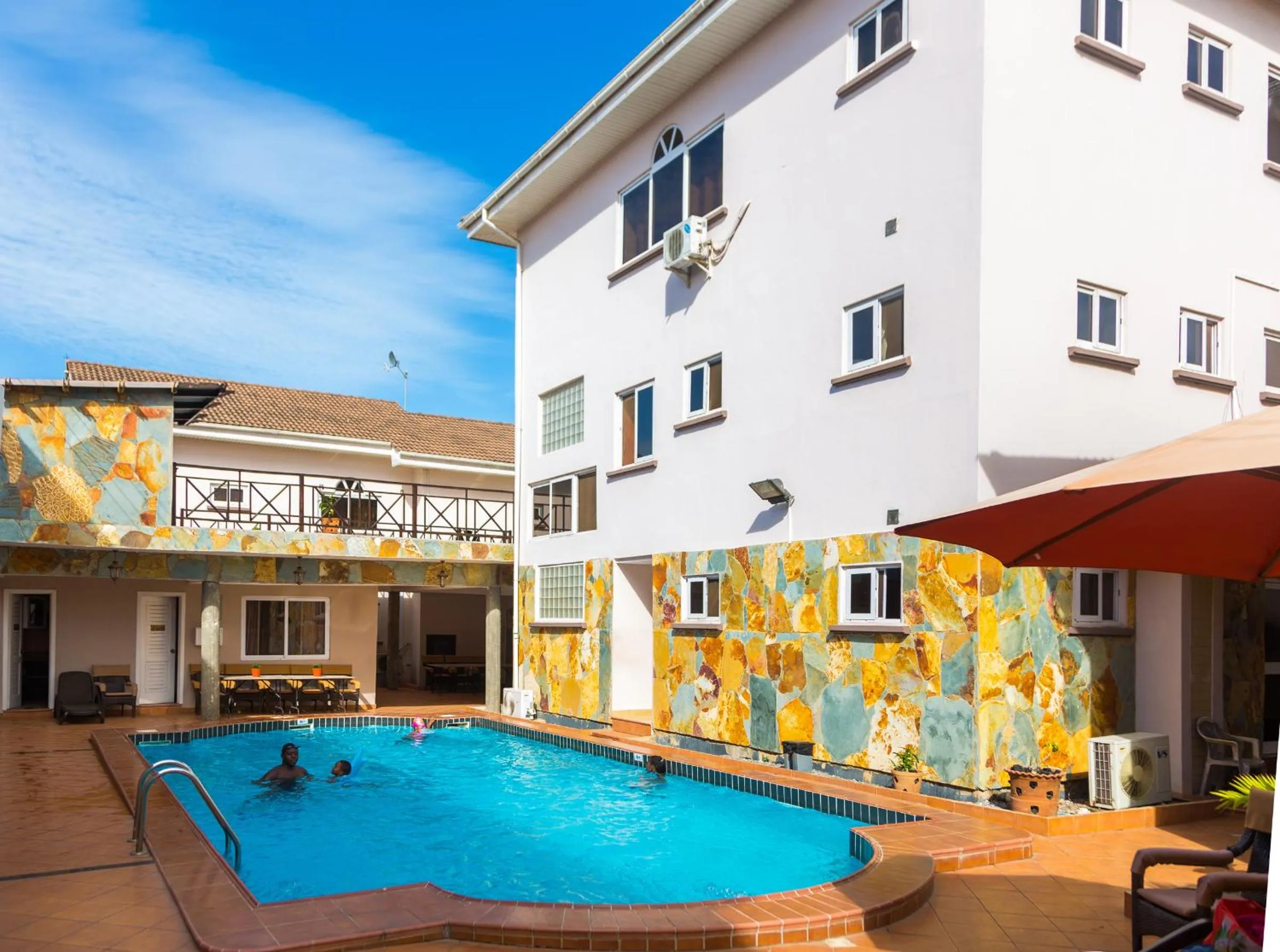 Swimming pool in Midindi Hotel