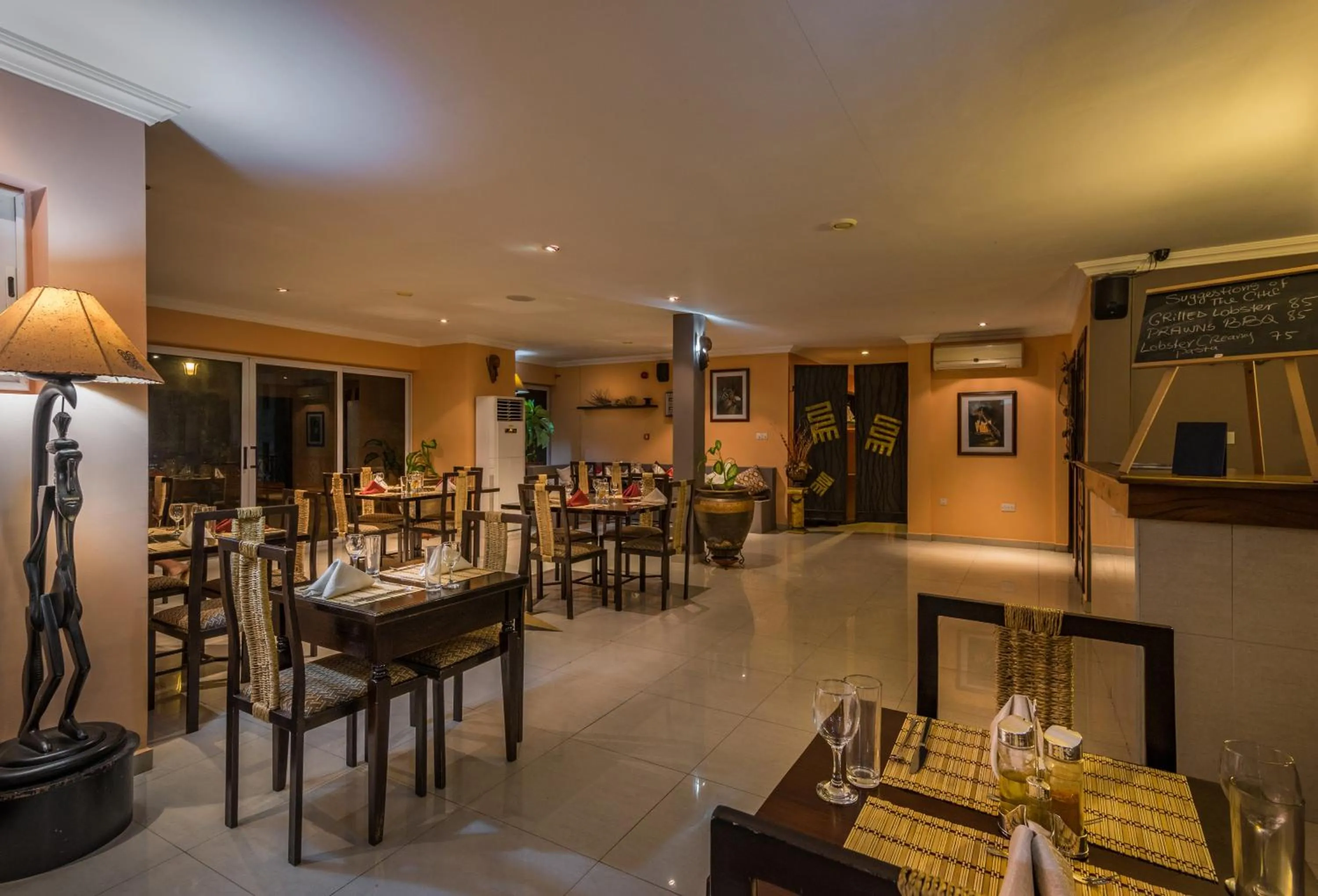 Restaurant/places to eat in Midindi Hotel